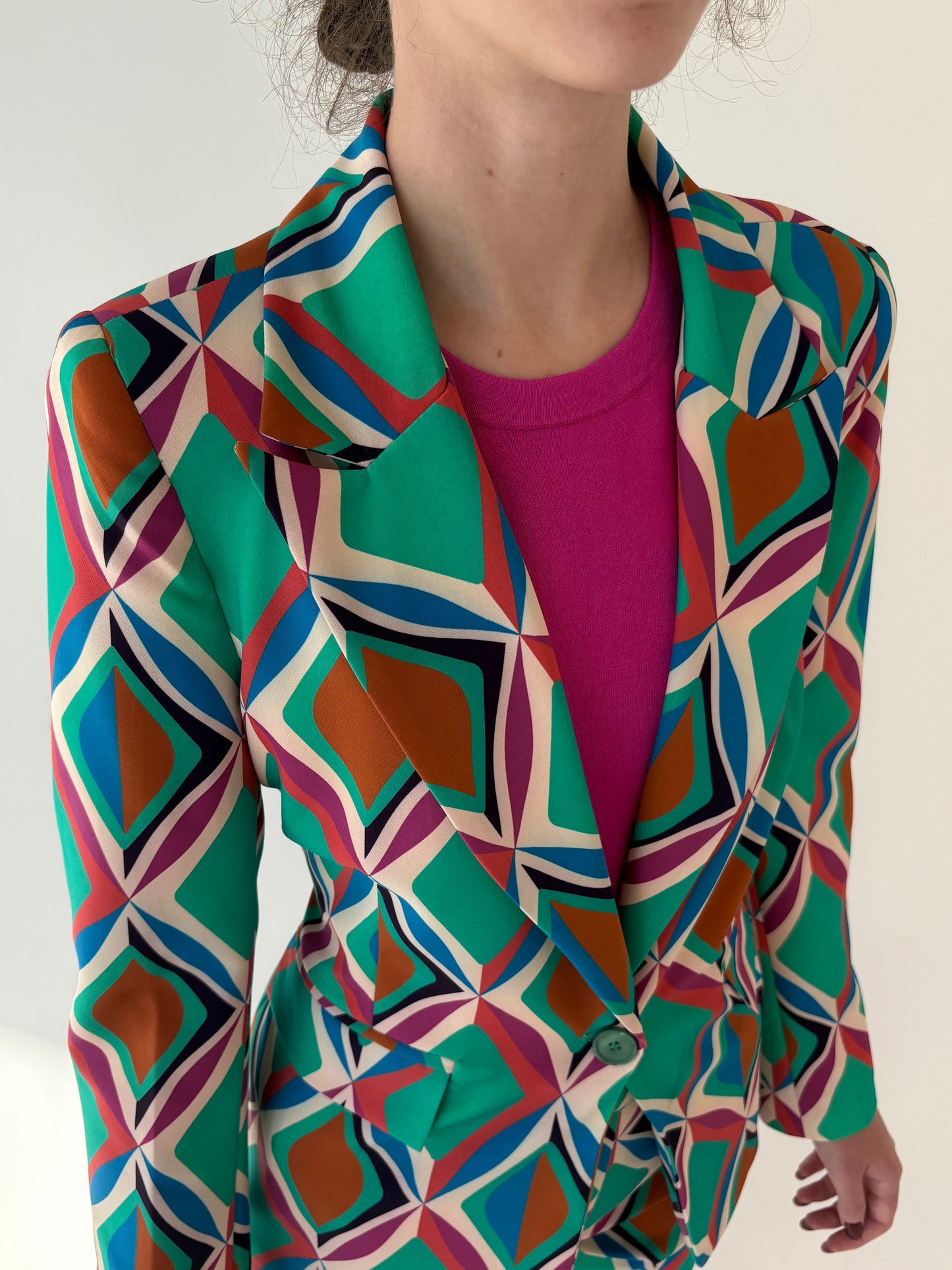 Costum italian în croi modern cu print în culori tari