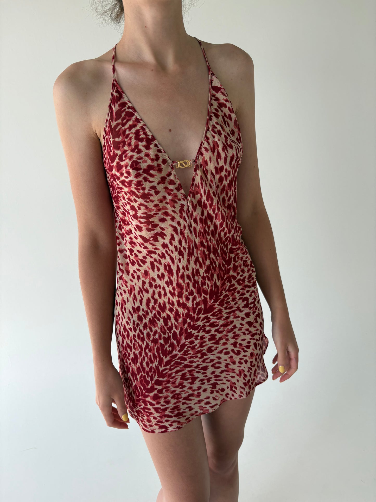 Rochie mini cu decupaj la spate din mătase naturală în bie