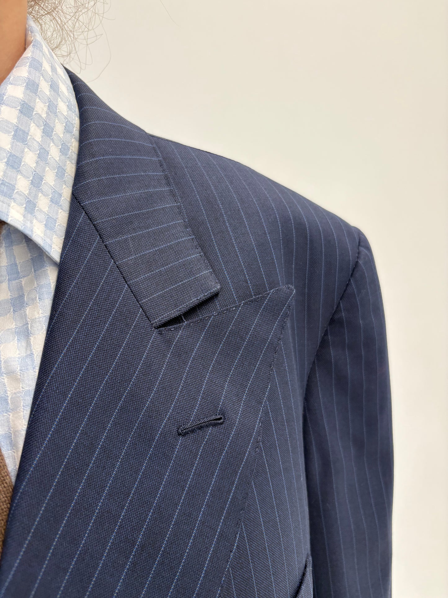 Costum petite Alta Moda couture din stofă ultra luxury Saville Row Londra