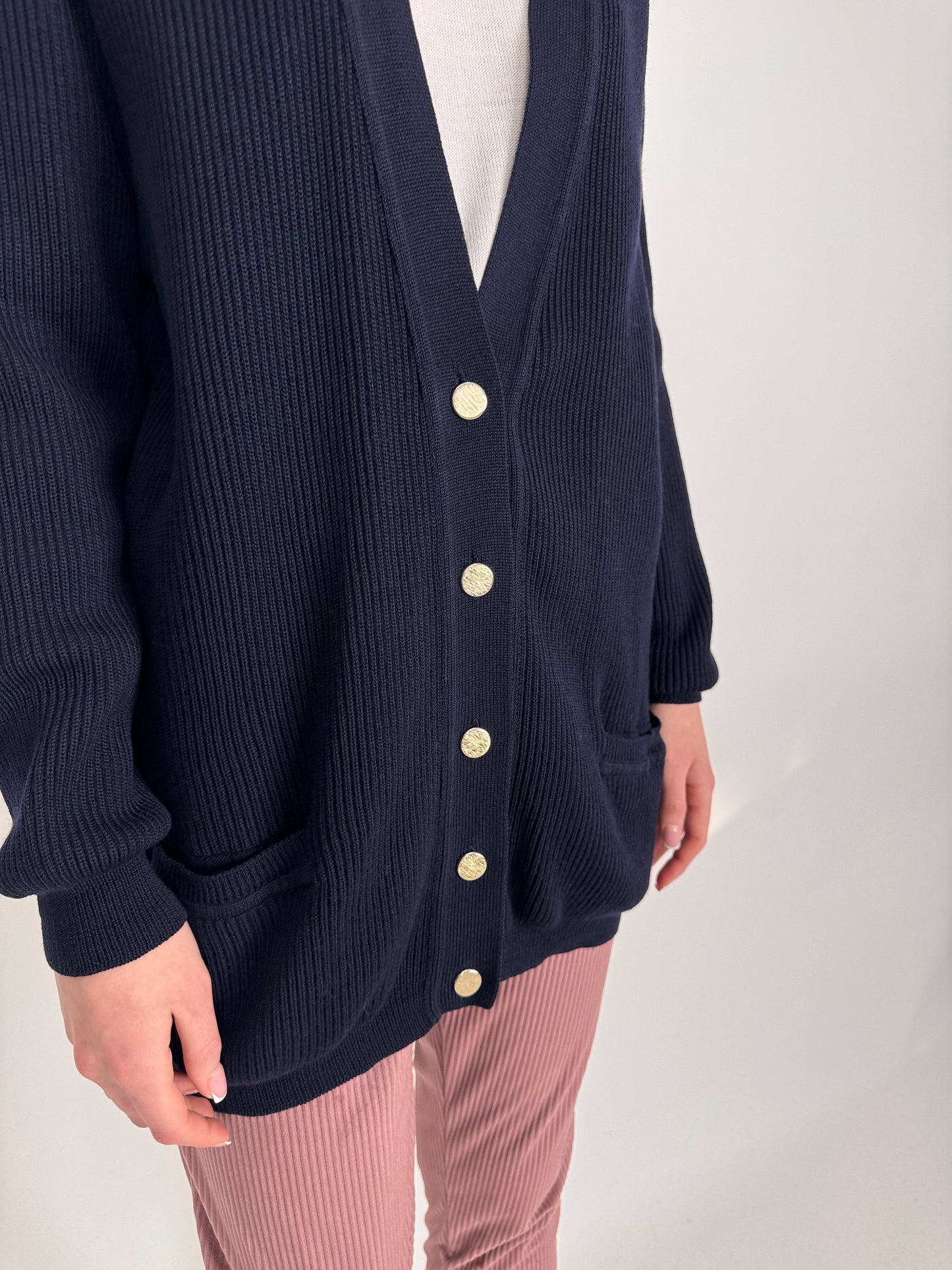 Cardigan lung italian din lana merino extrafina cu nasturi metalici aurii