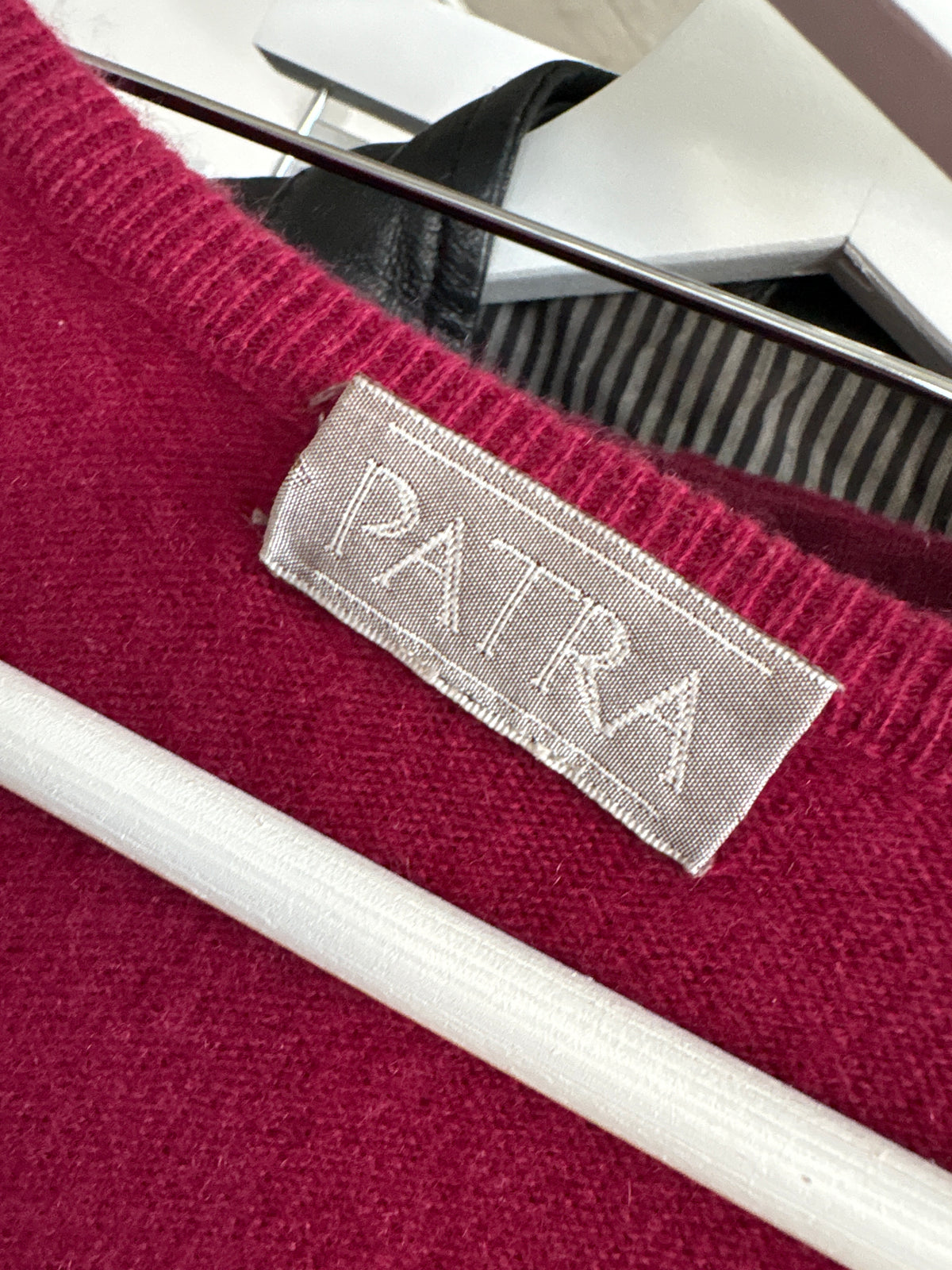 Pulover din cașmir raspberry red în anchior