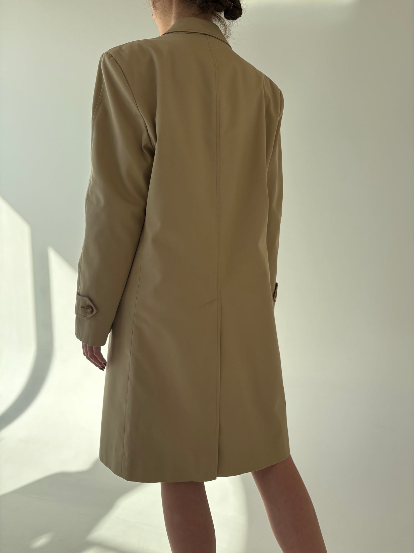 Trench vintage camel din gabardină în croi super revenit în trend impermeabil