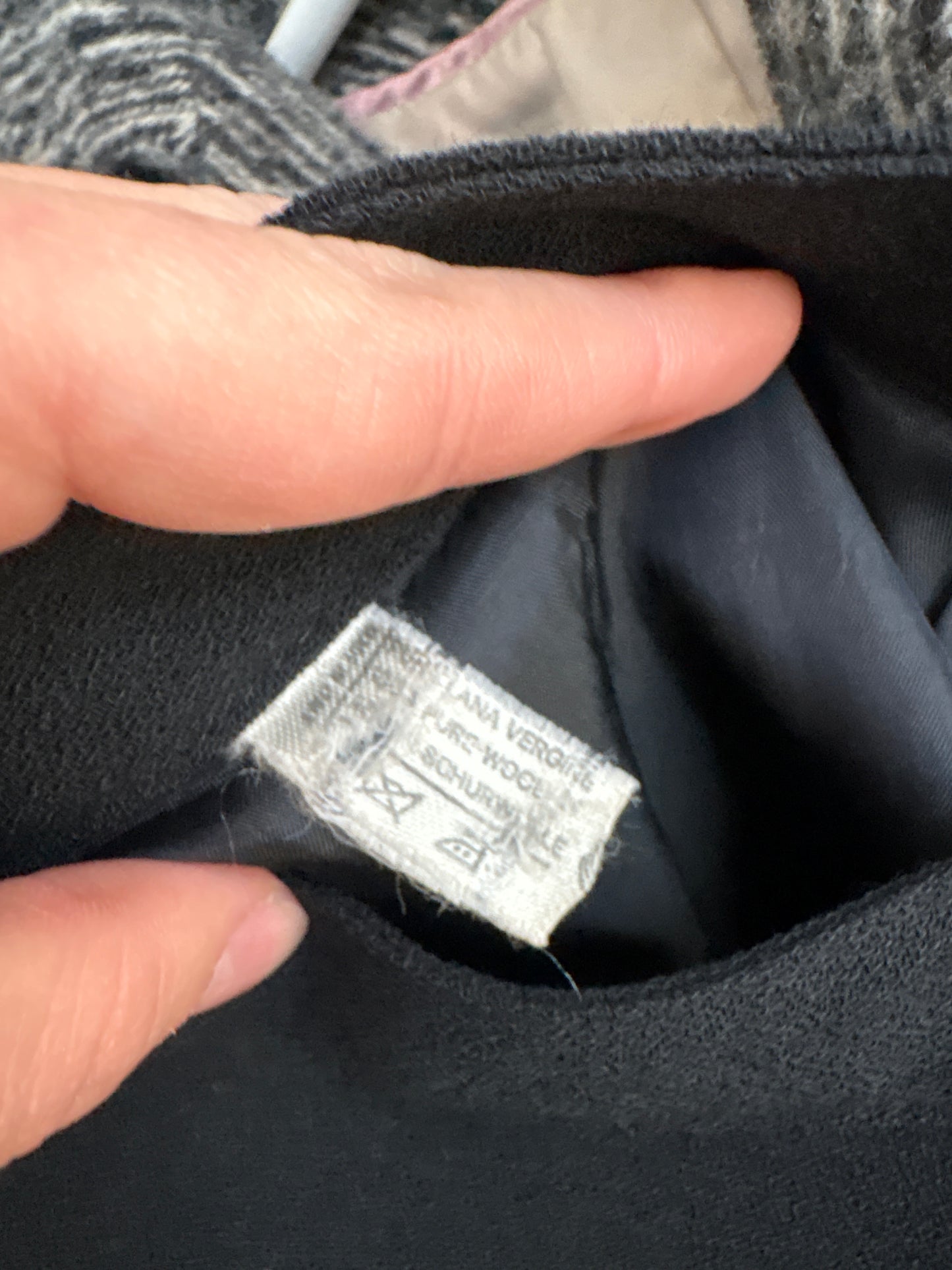 Fustă neagră midi cu talie ultra înaltă si pliseuri asimetrice din lana extrafina