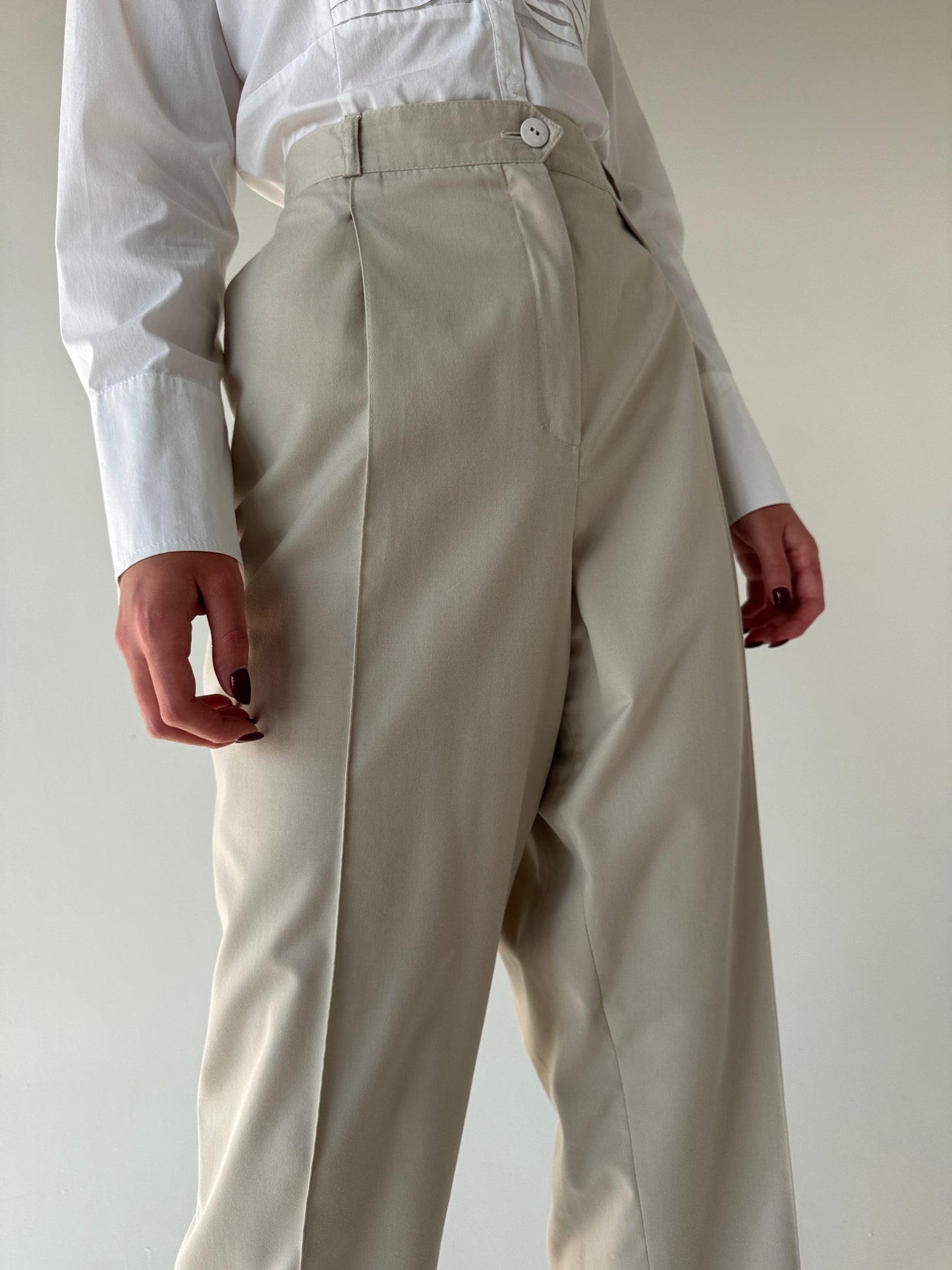 Pantaloni light nude cu talie ultra înaltă și pense mom fit