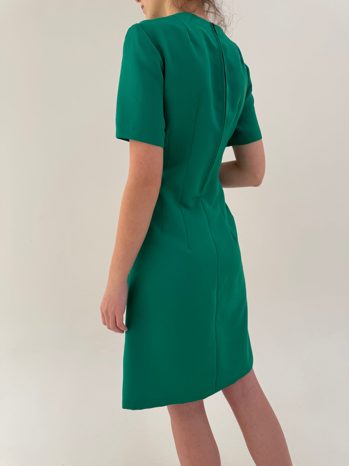 Rochie verde smarald tare din mix de lana extrafina în croi ușor cambrat minimalist