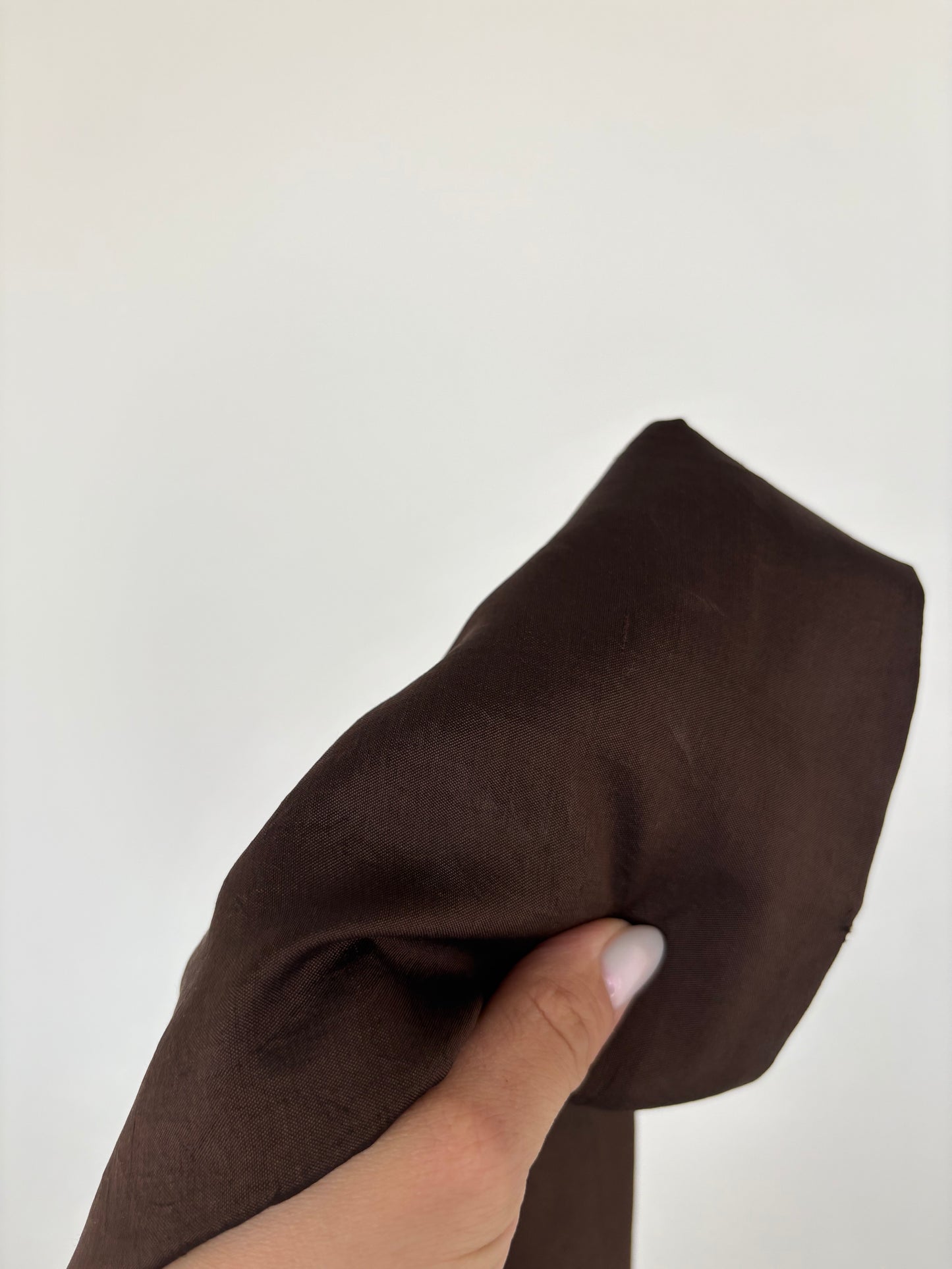 Costum în croi clasic chocolate brown din pânză de mătase naturală