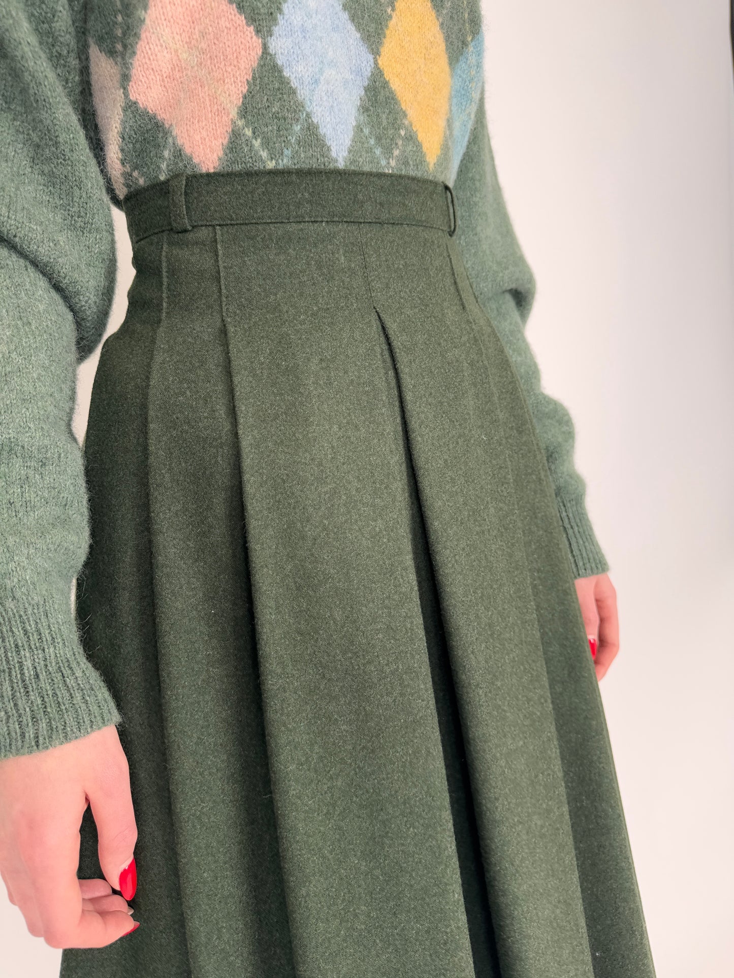 Fustă plisată midi spre maxi din stofă de lana plină hunter green