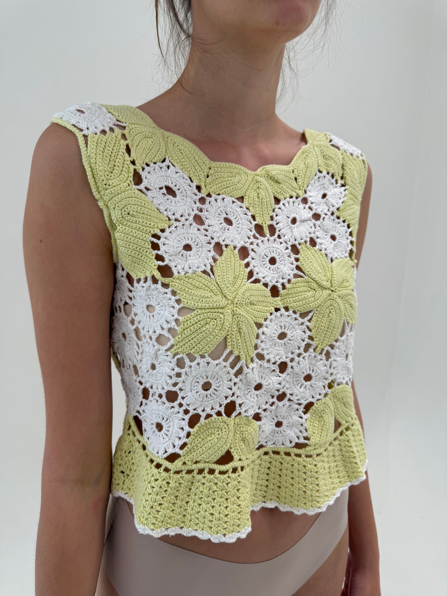 Top macrame lucrat manual din bumbac lime yellow cu alb