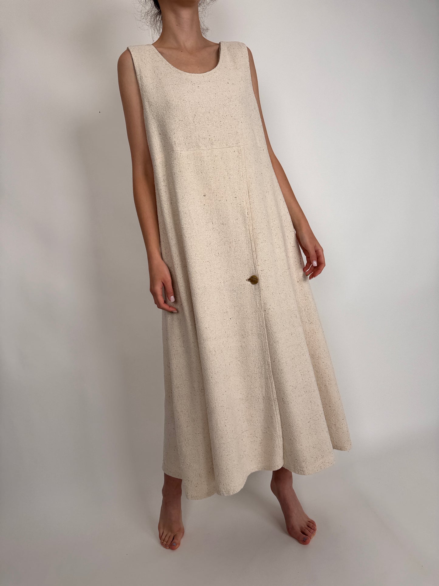Rochie linen nude din pânză grea excepțională în croi minimalist