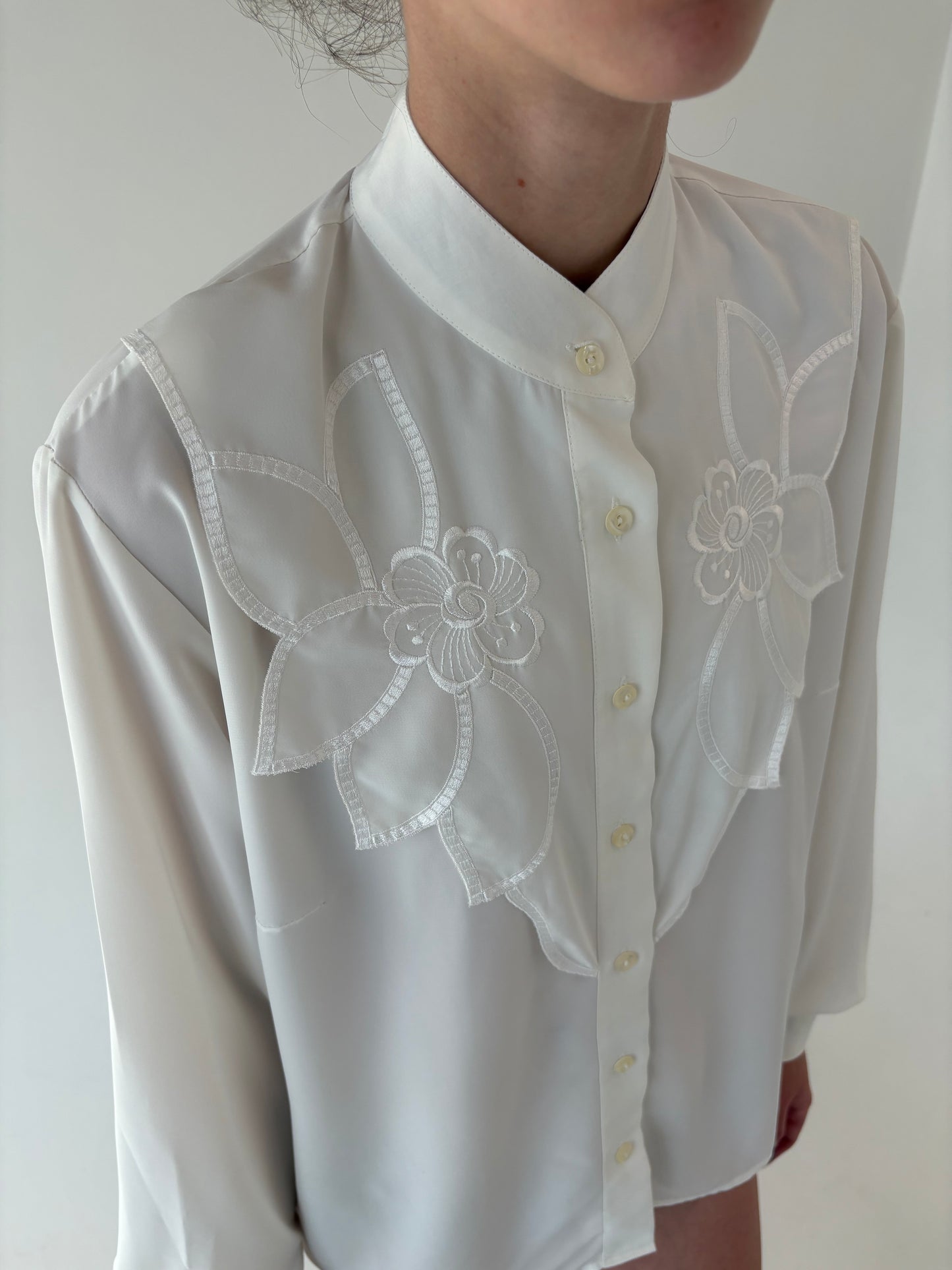 Cămașa vintage cu jabou în formă de petale și broderie