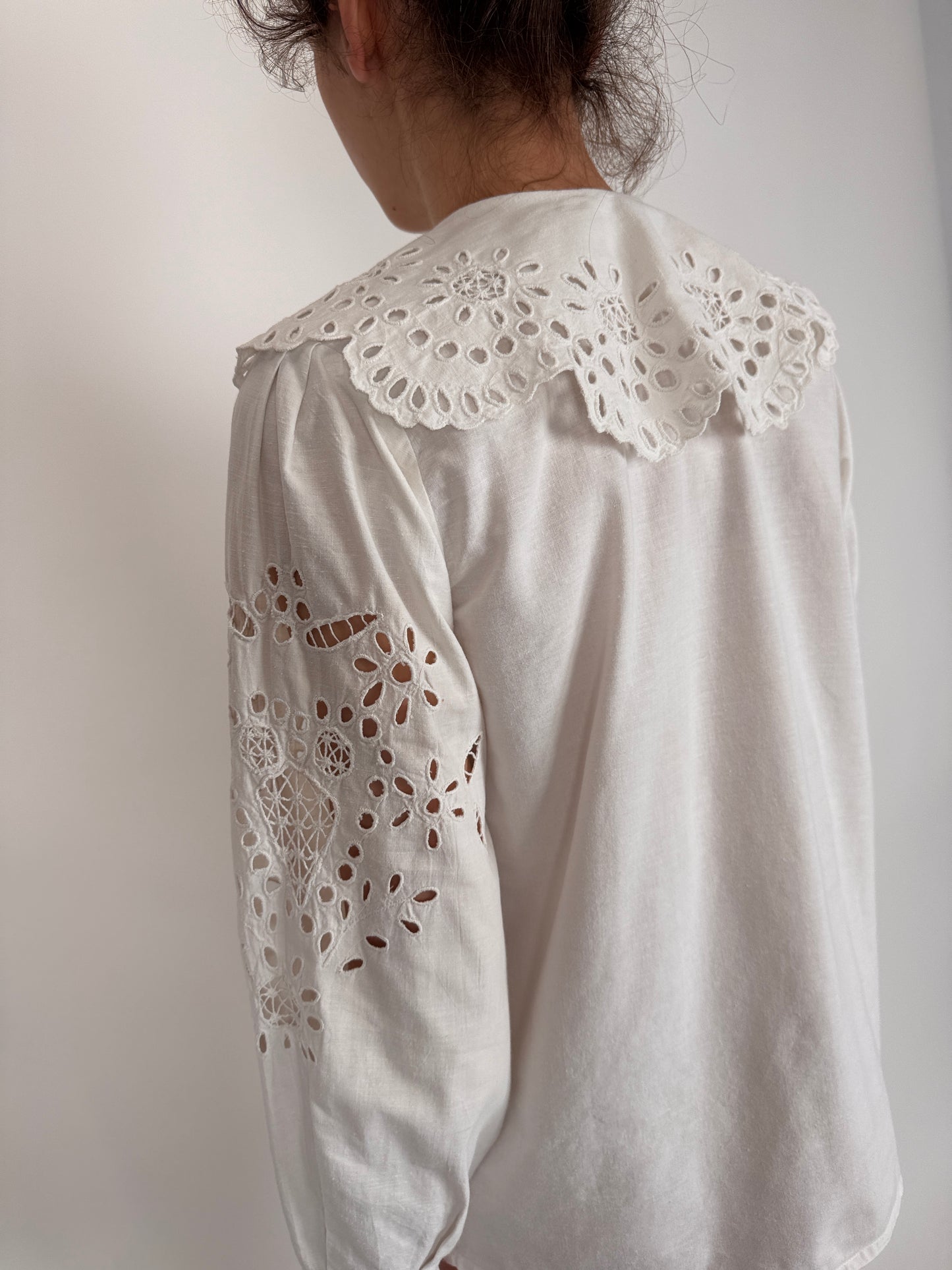 Cămașa vintage din pânză cu broderie excepțională
