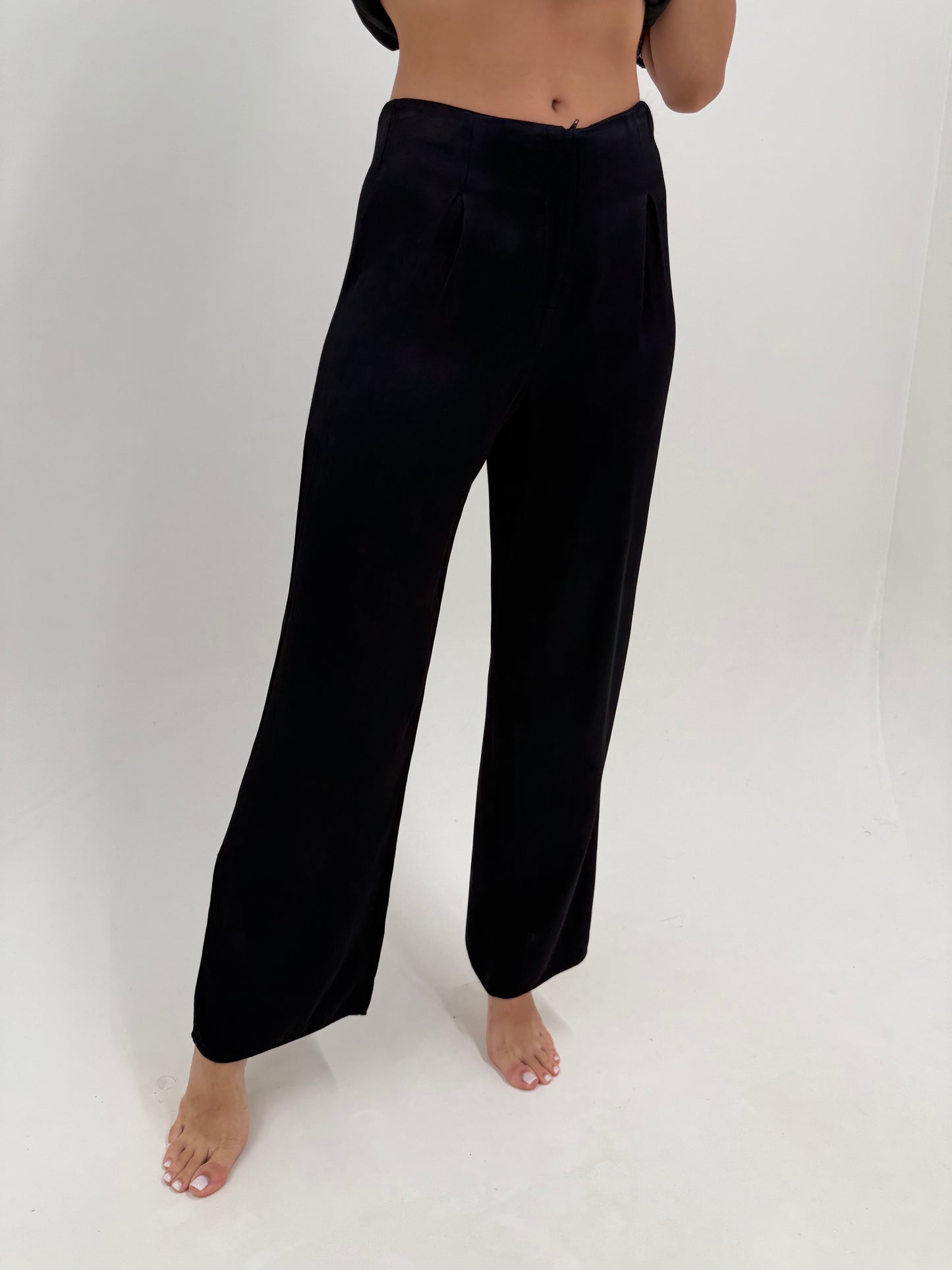 Pantaloni negri tall spre palazzo cu pense ușor satinați de la zi la seară