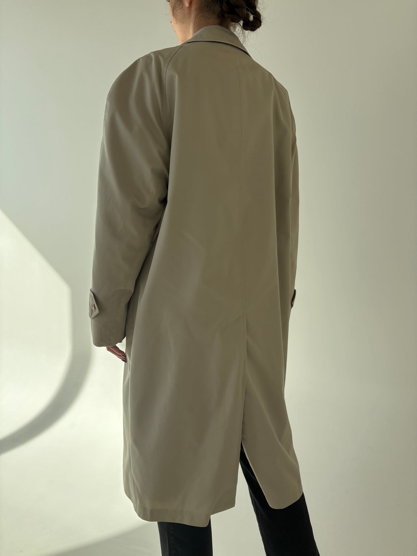 Trench vintage light nude impermeabil în croi revenit în trend