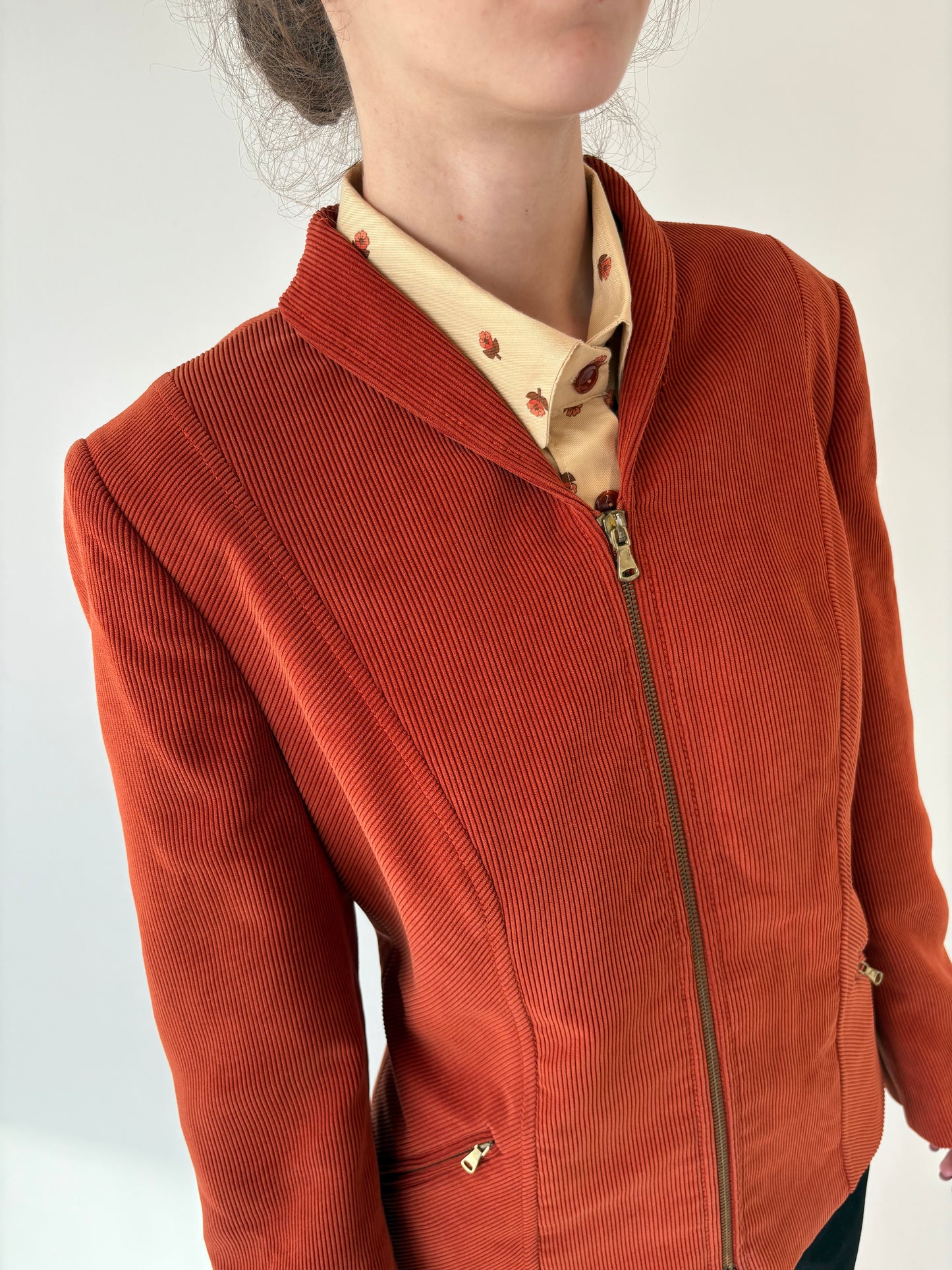 Sacou din corduroy brick red cu influențe caudal și în croi ușor cambrat