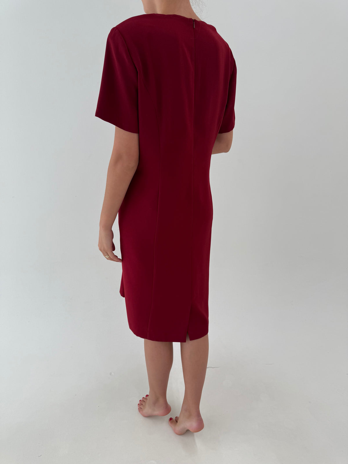 Rochie burgundy clasică din crep gros midi în croi minimalist