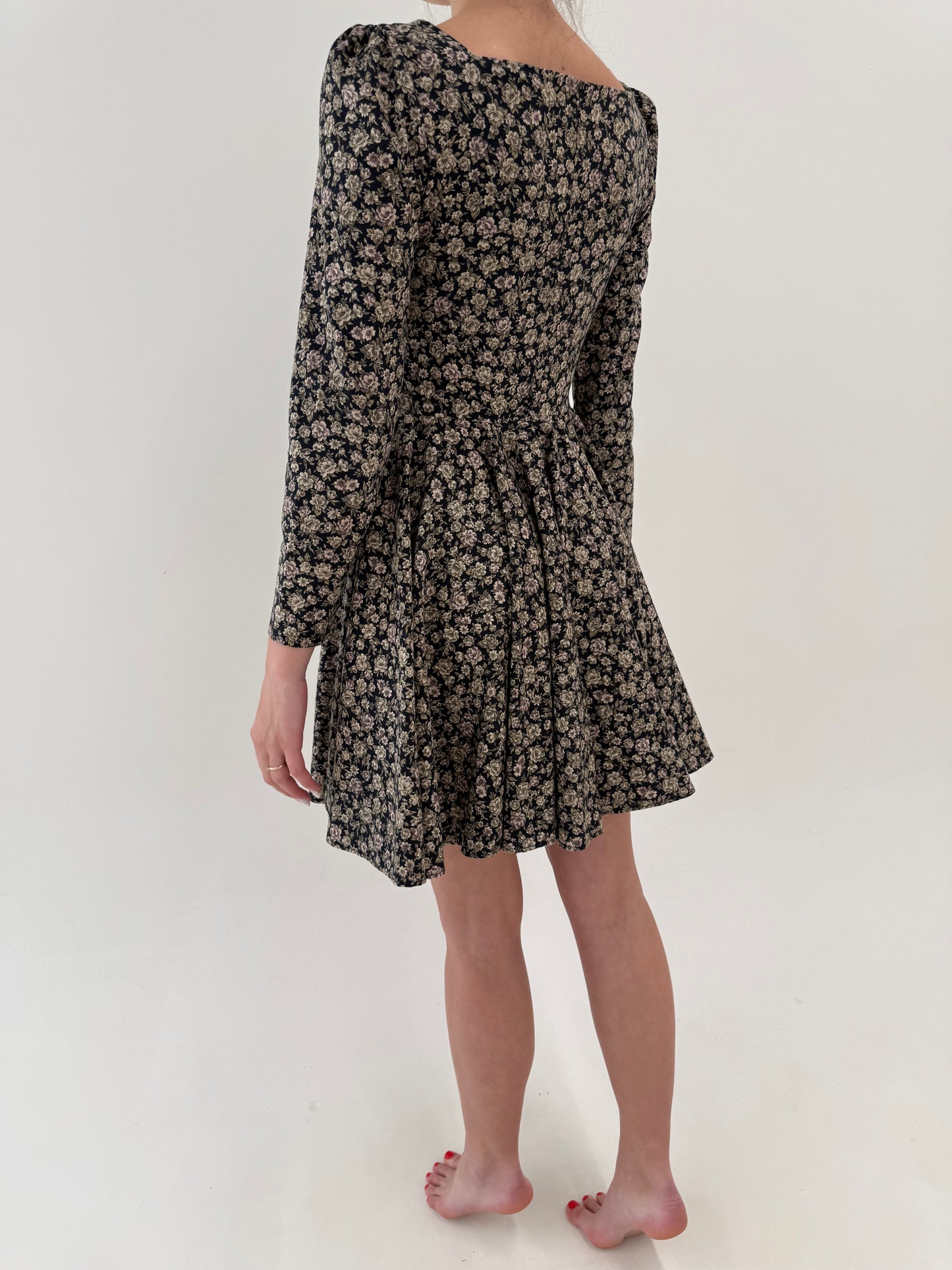 Rochie cambrata în stil Isabel Marant cu talie ultra înaltă marcată