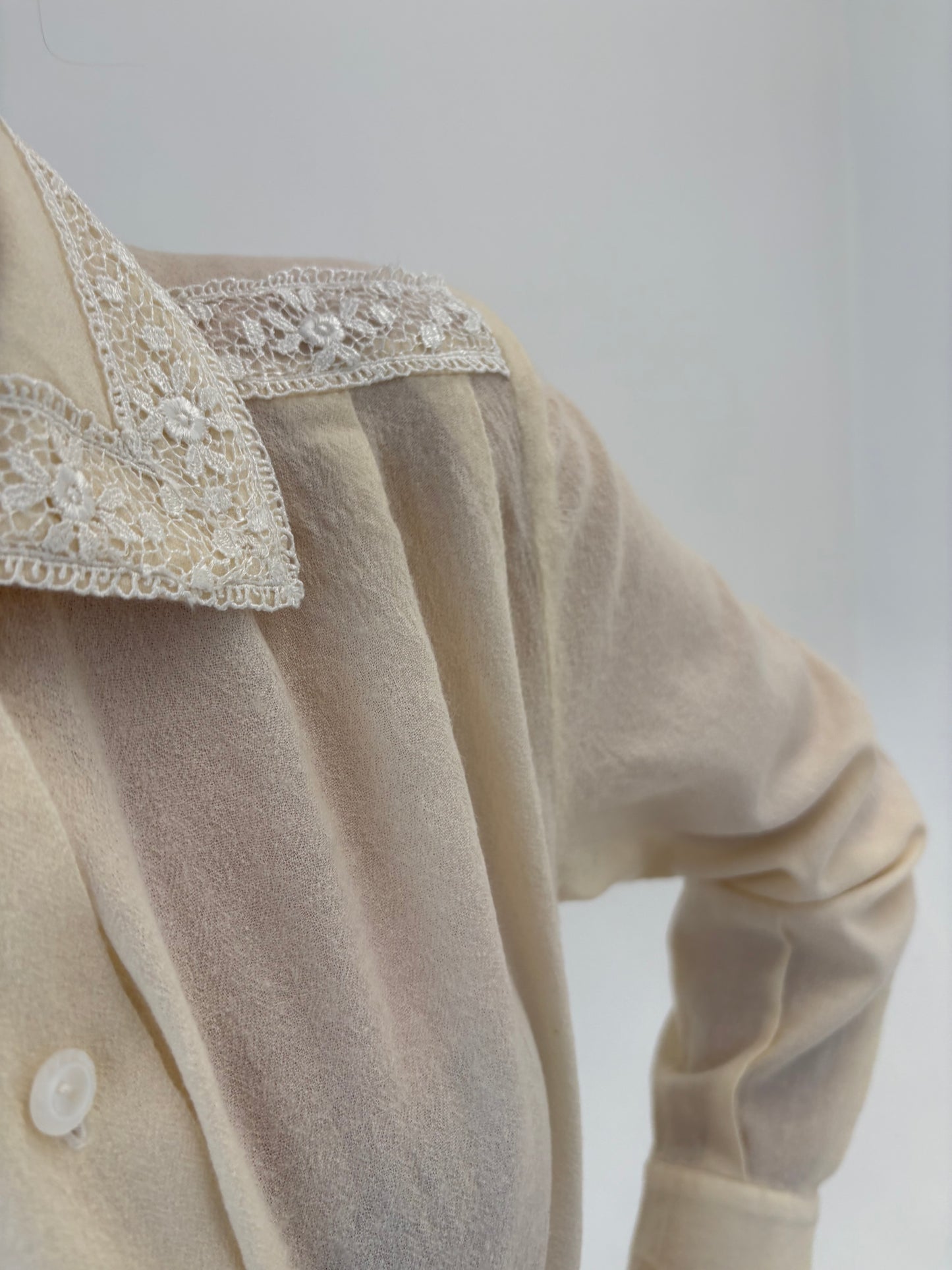 Cămașa vintage butter white din lana extrafina cu aplicații din dantelă macrame
