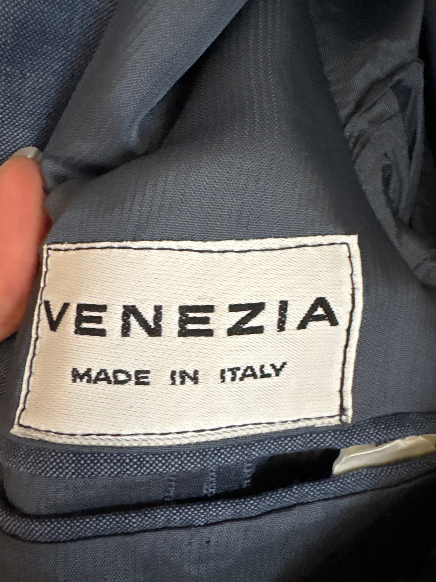 Costum italian Jeans blue din lana extrafina pura certificată în croi actual