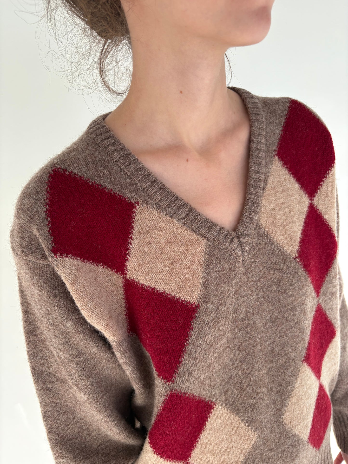 Pulover din lana groasă dark nude cu romburi și manșete îngustate