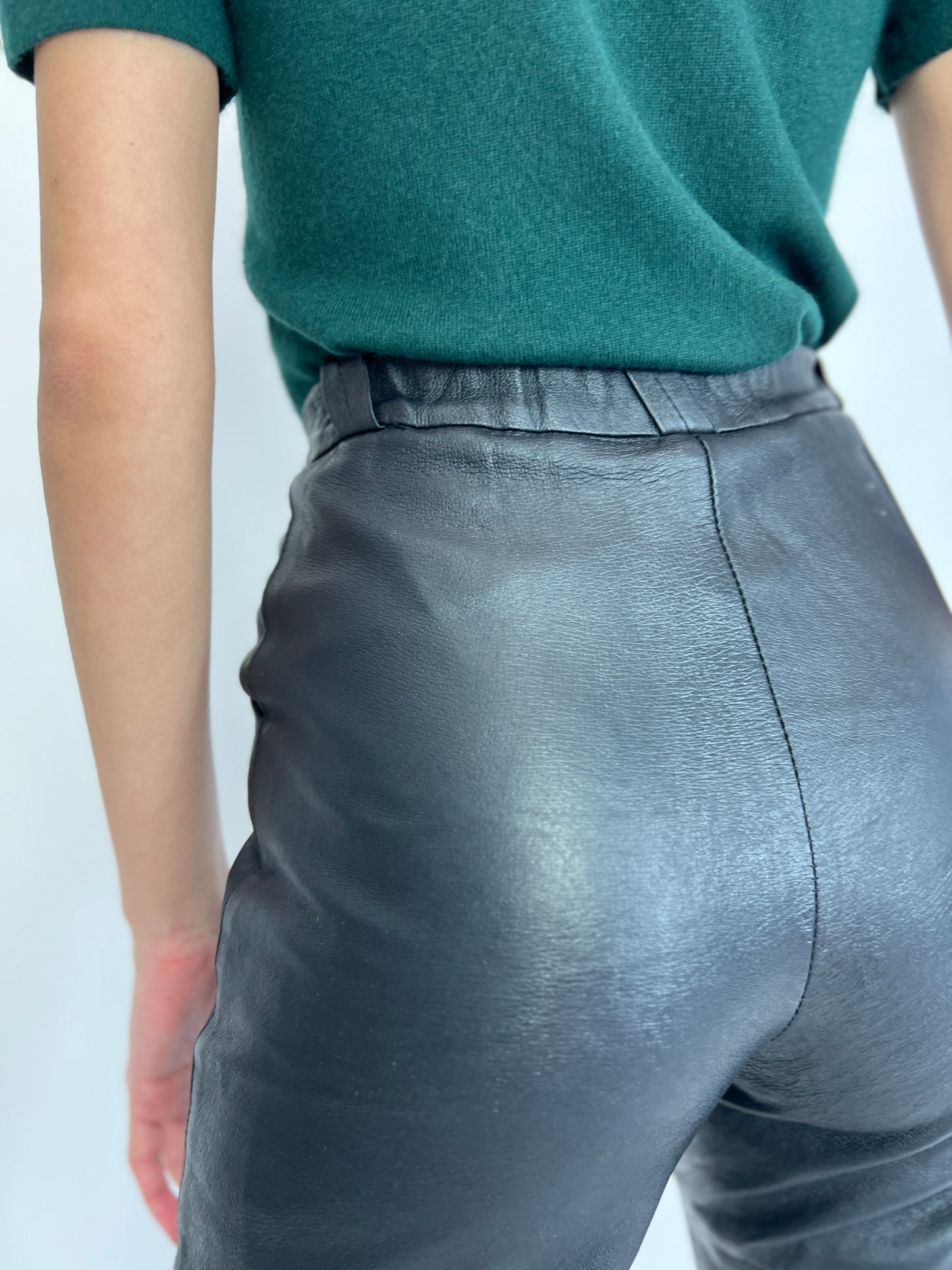 Pantaloni din piele naturală extramoale cu talie elastică