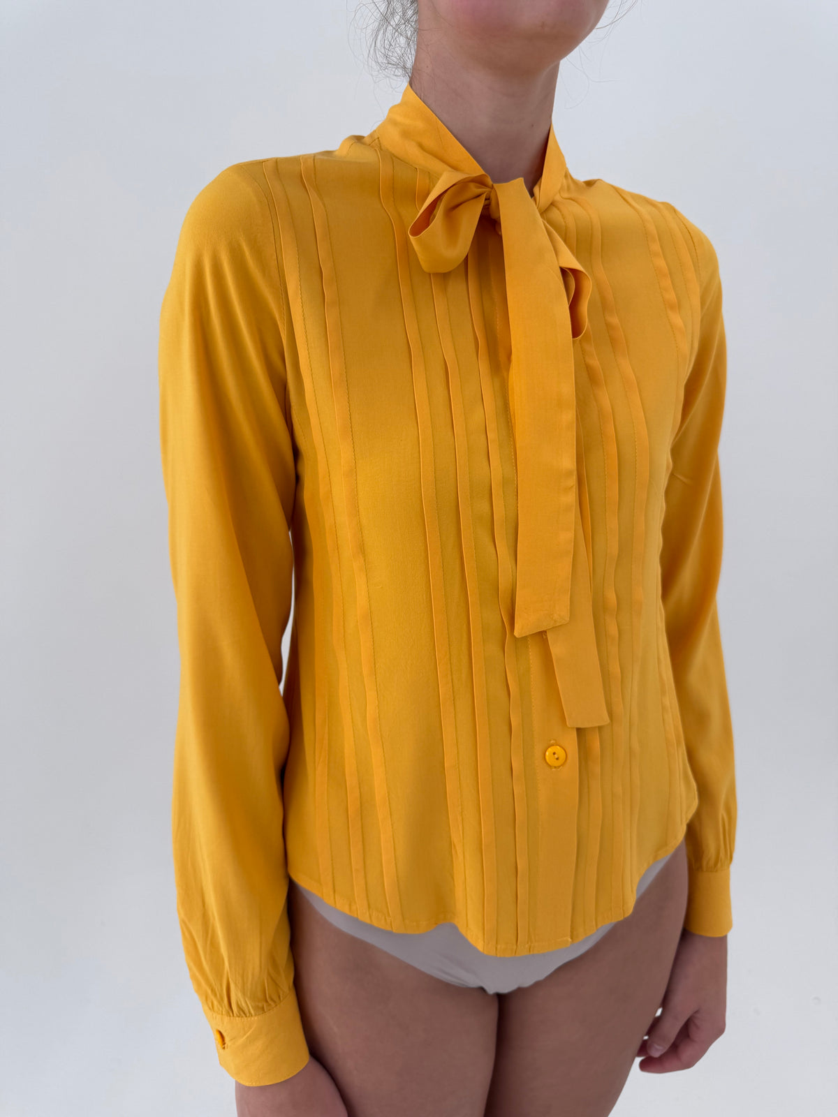 Cămașa saffron yellow cu panglică la gât și pliseuri decorative din bumbac
