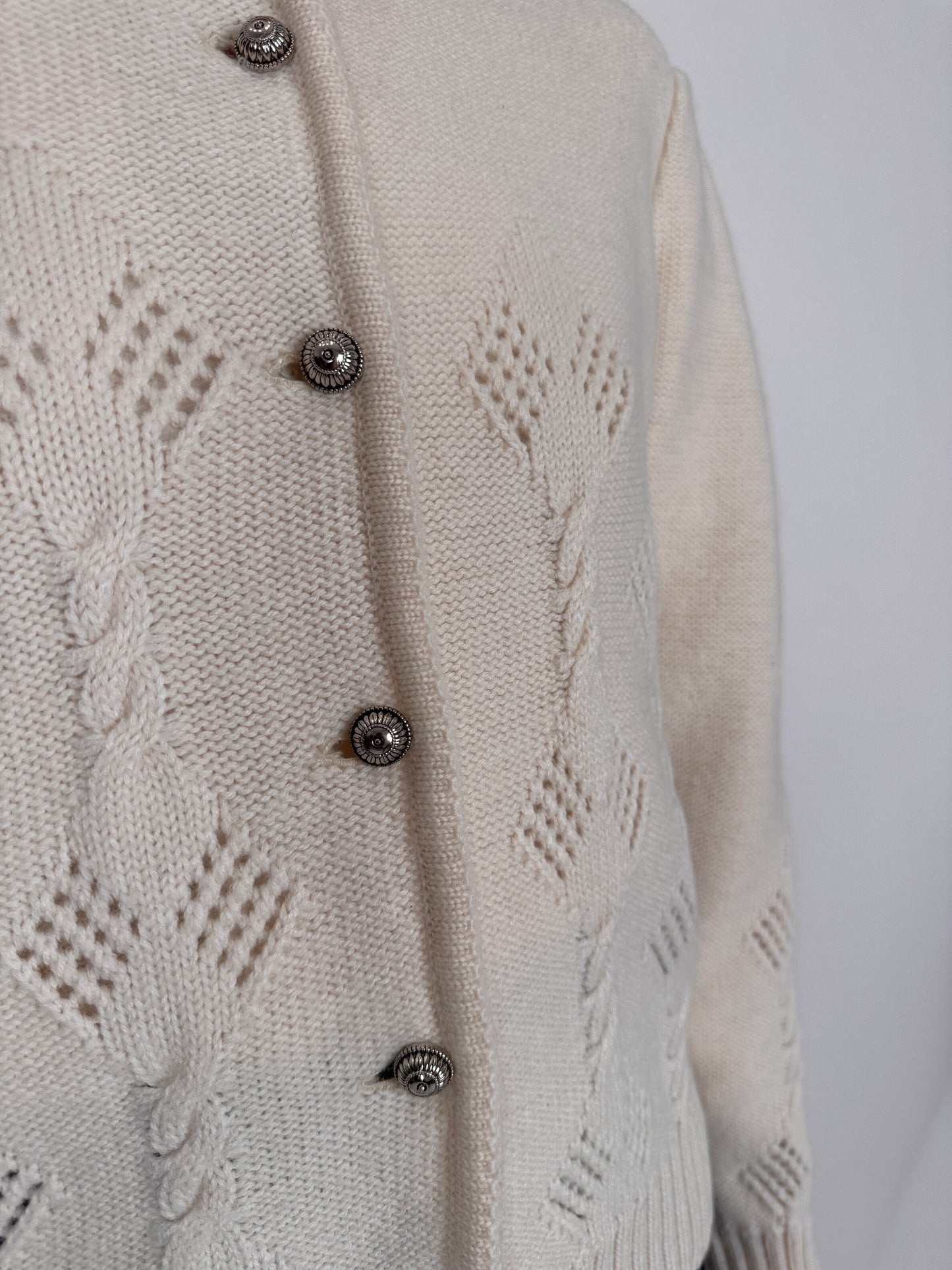 Cardigan vintage ivorie din lana extrafina cu umeri ușor bufanți