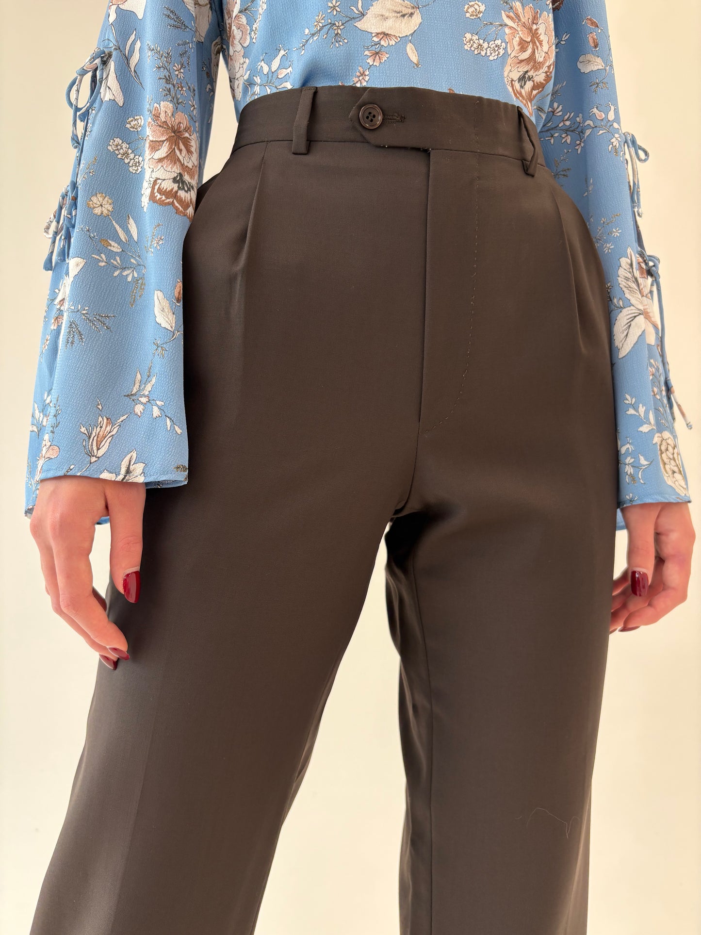Pantaloni petite chocolate brown din lana extrafina certificată super 100s