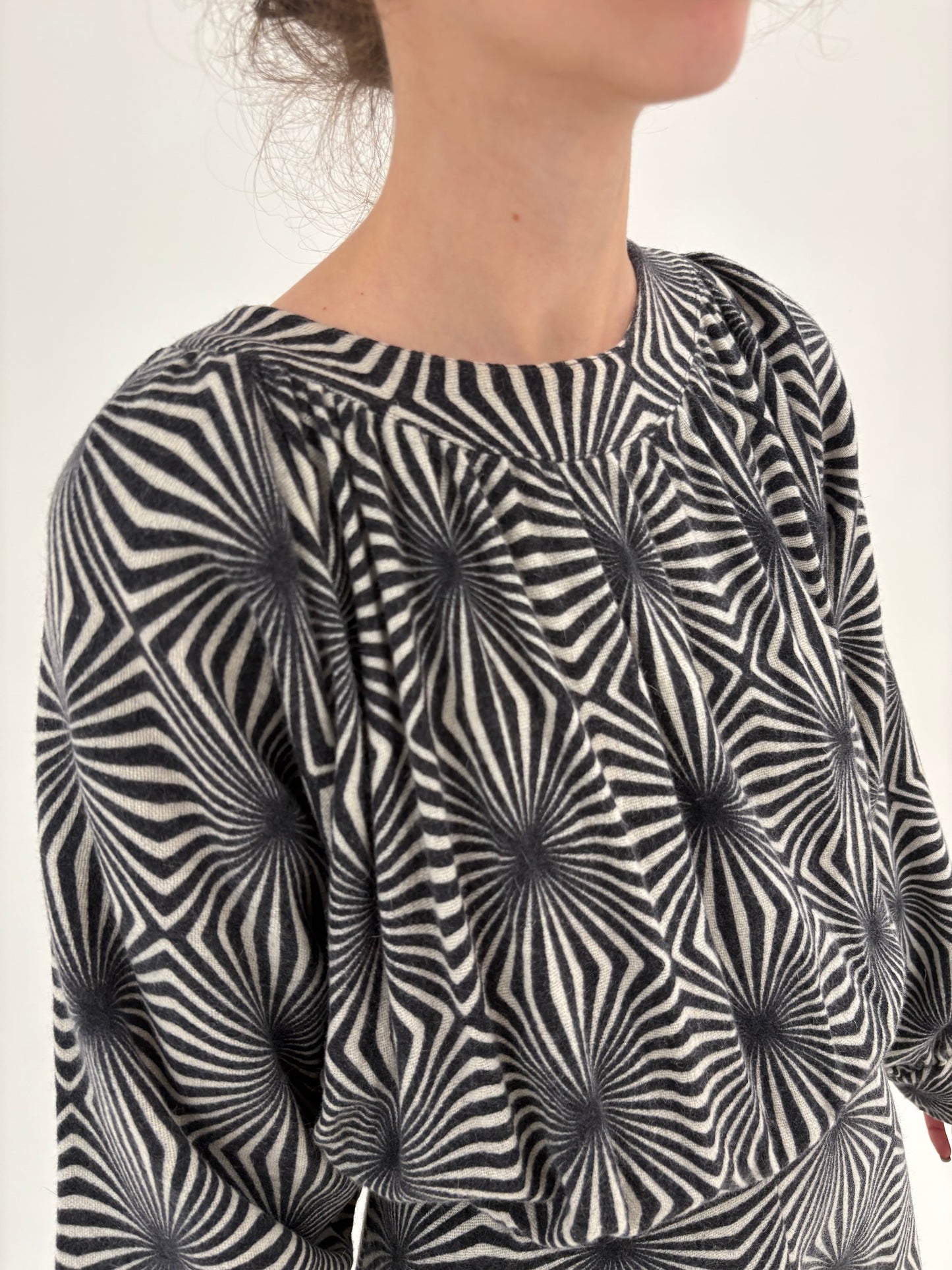 Rochie vintage cu print geometric alb-negru din lana extrafina și talie marcată