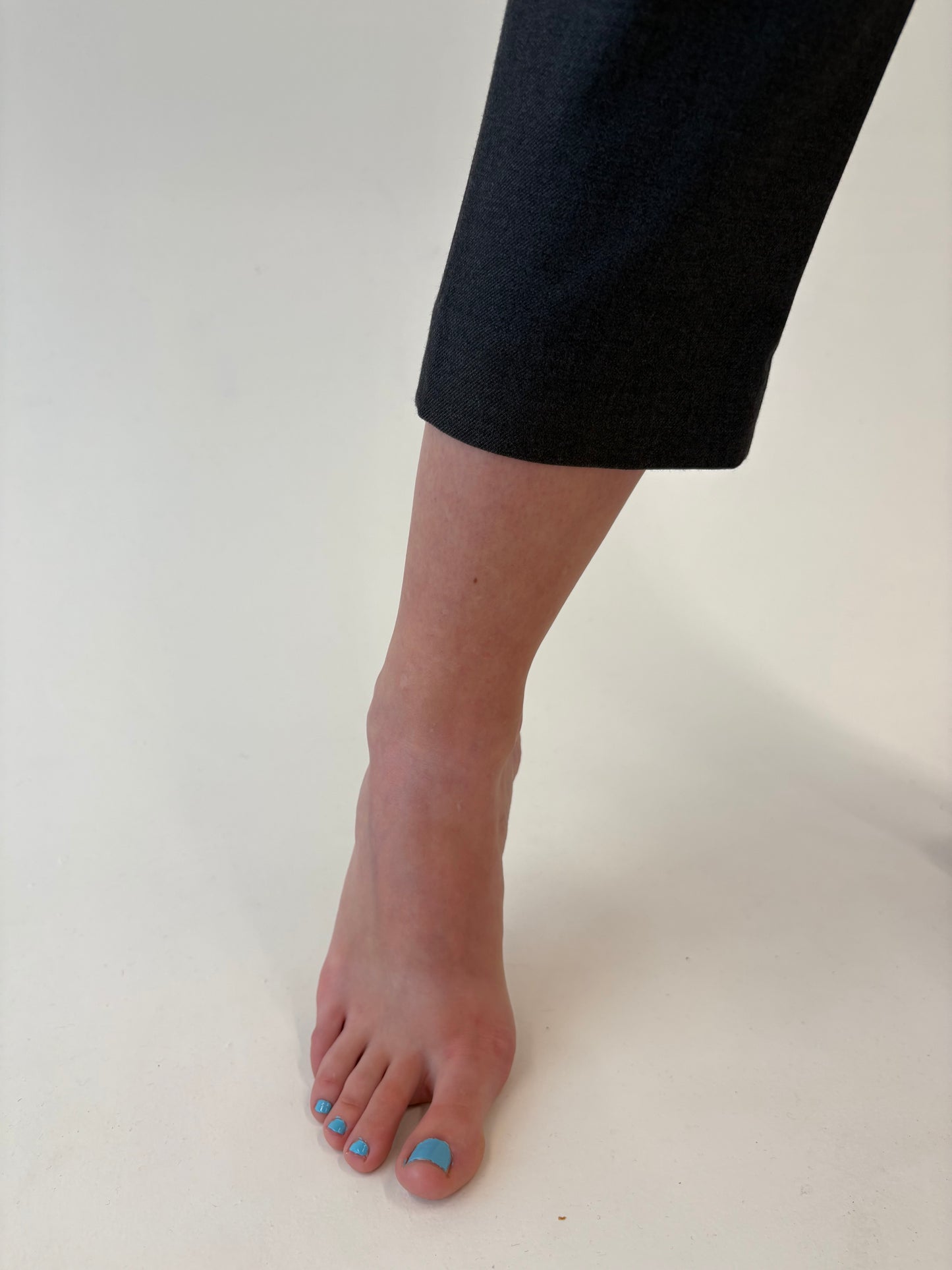 Pantaloni mom fit din stofita cu pense și talie ultra înaltă marcată