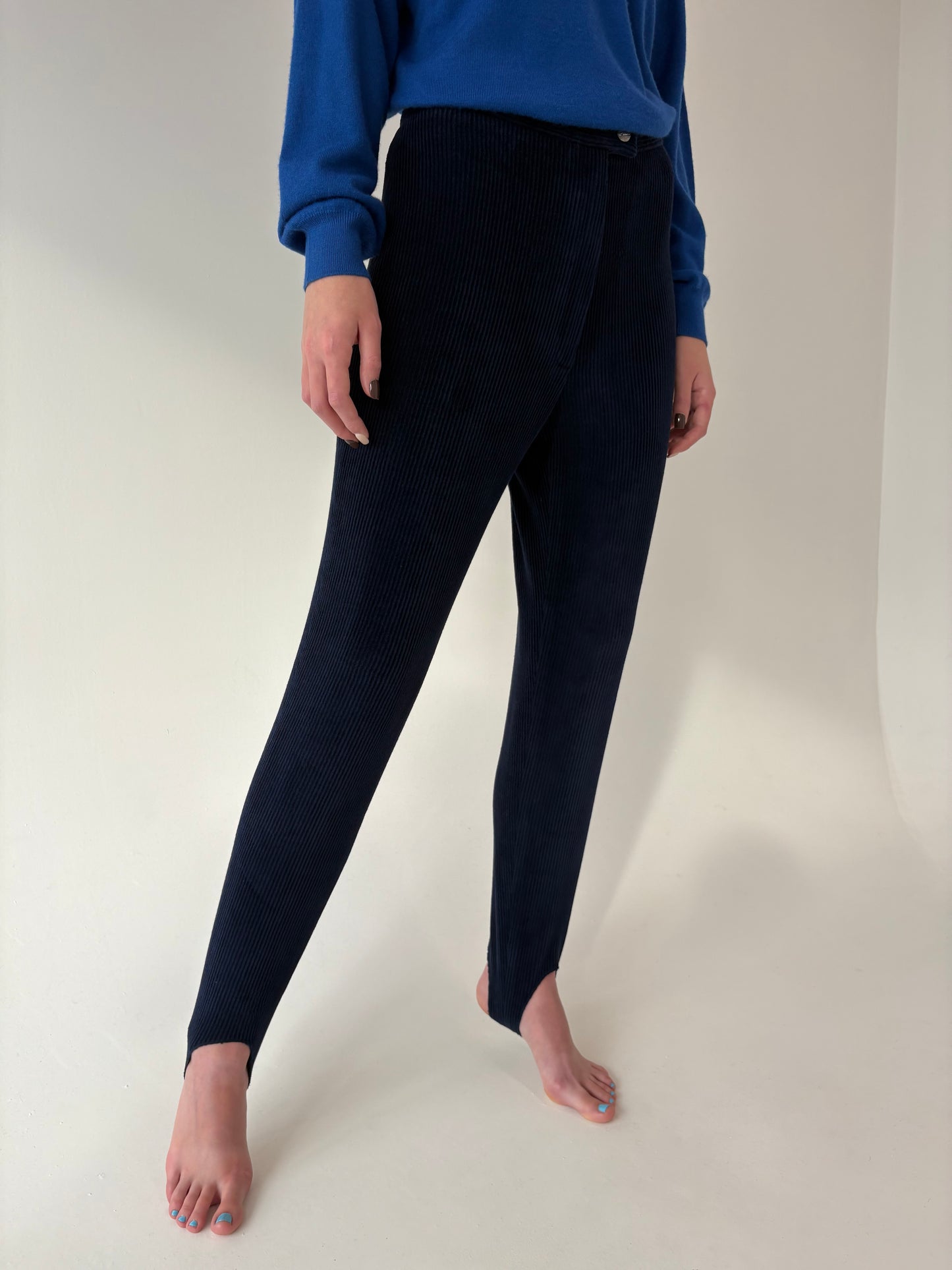 Pantaloni vintage albastru cerneală din corduroy în croi super revenit în trend