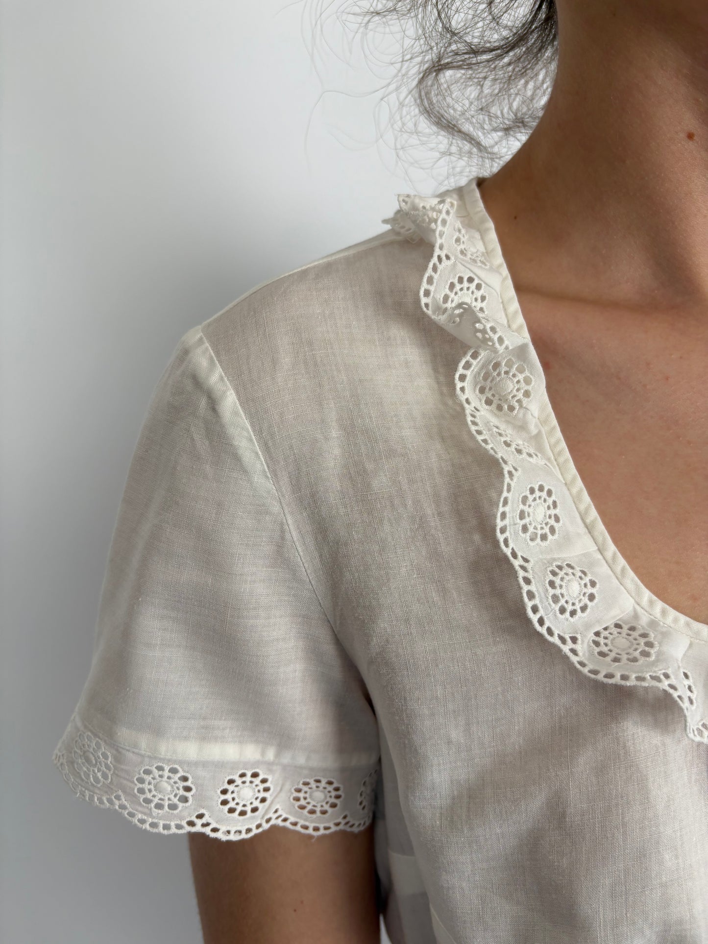 Top cropped cu broderie anglaise din panzica extrafina de bumbac