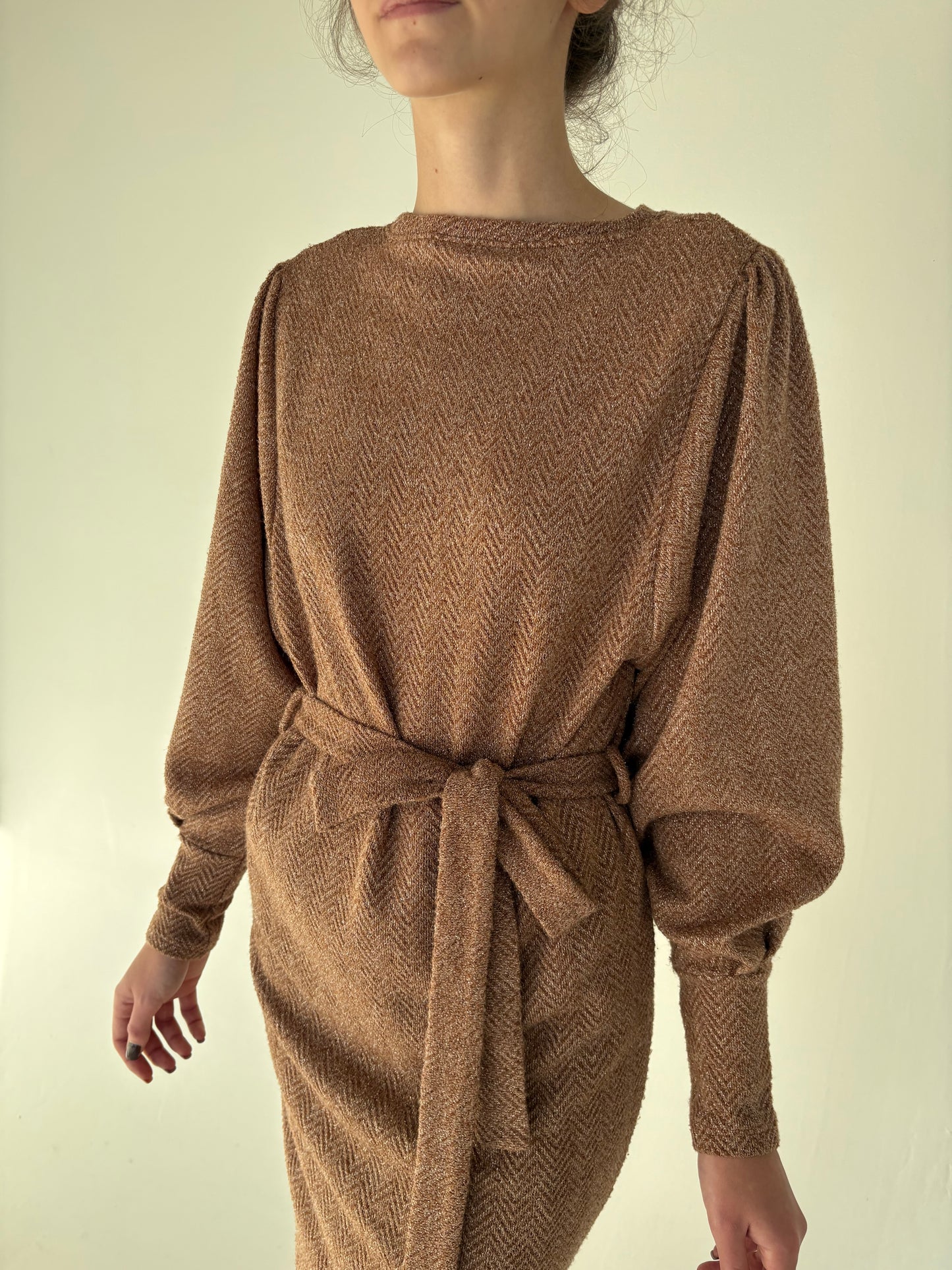 Rochie camel din tricot cu manșete ultra înaltă și inserții extrafine aurii