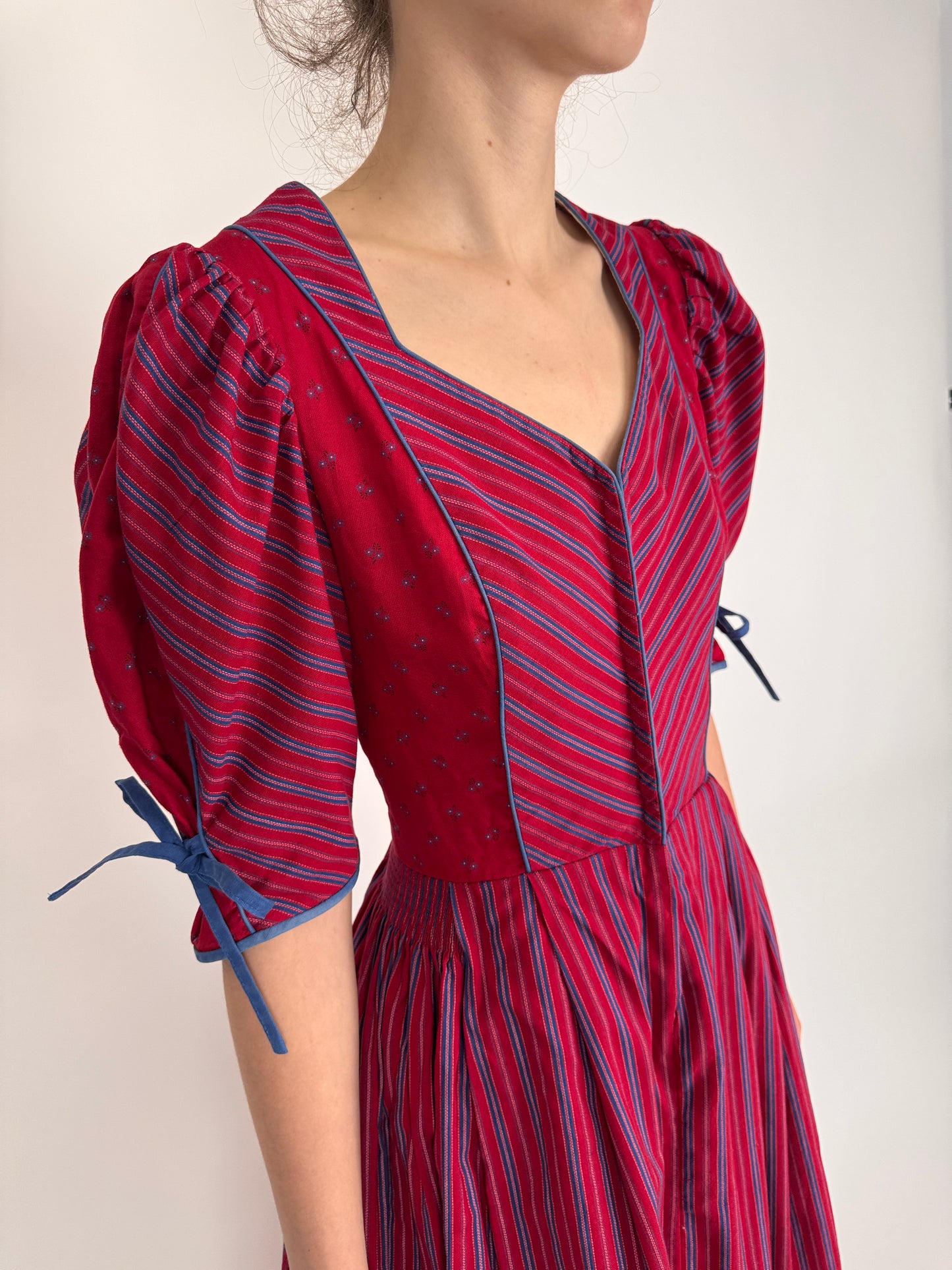 Rochie vintage burgundy din pânză de bumbac cu corsaj