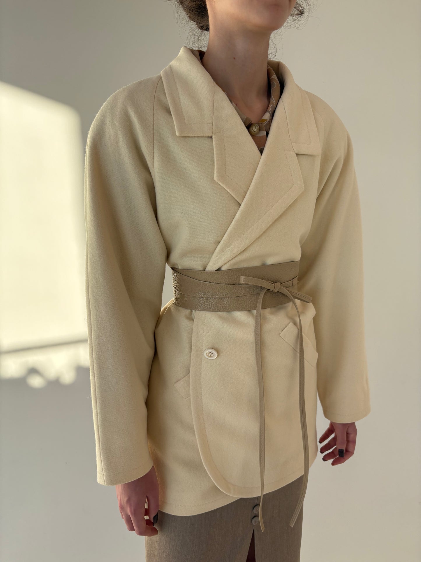 Palton butter white în croi retro modern din lana extrafina