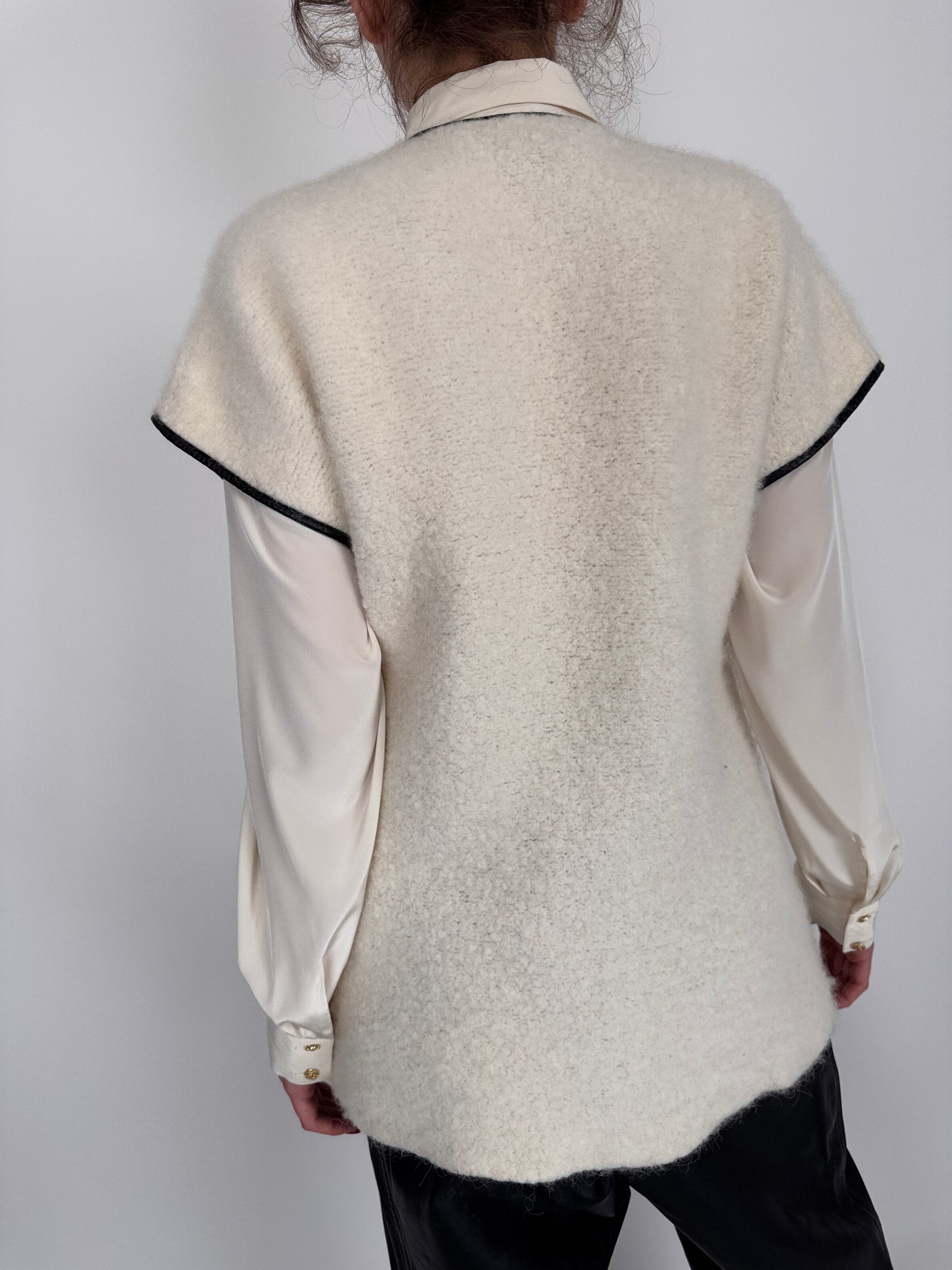 Vestă premium în croi minimalist din mix de alpaka cu fleece wool