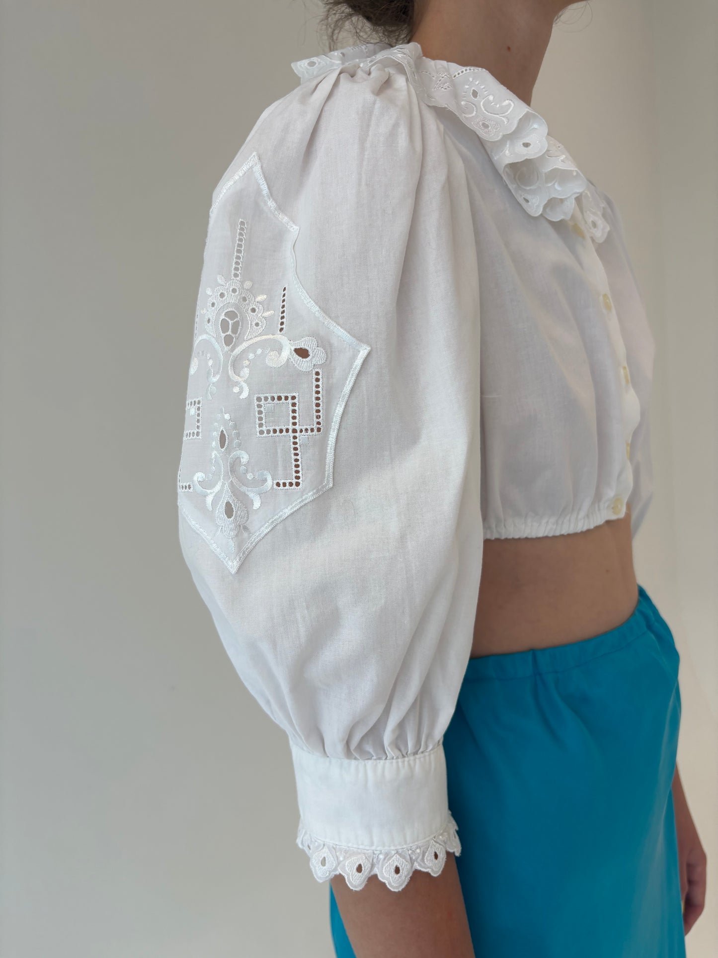 Top cropped cu broderie anglaise și mâneci bufante