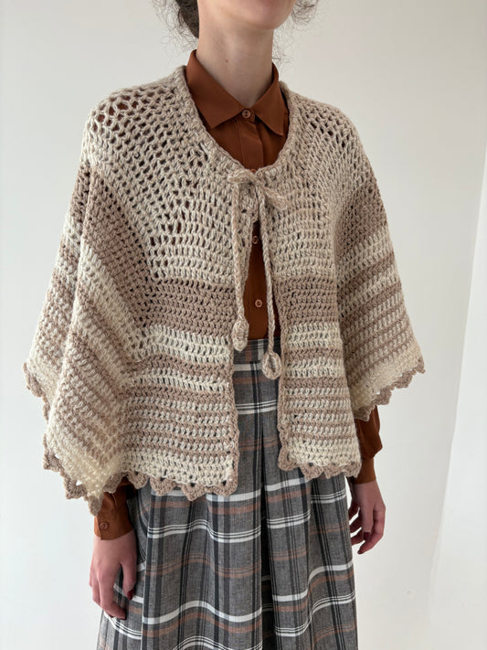 Capa vintage în nuanțe de nude lucrată manual din lana extrafina plină