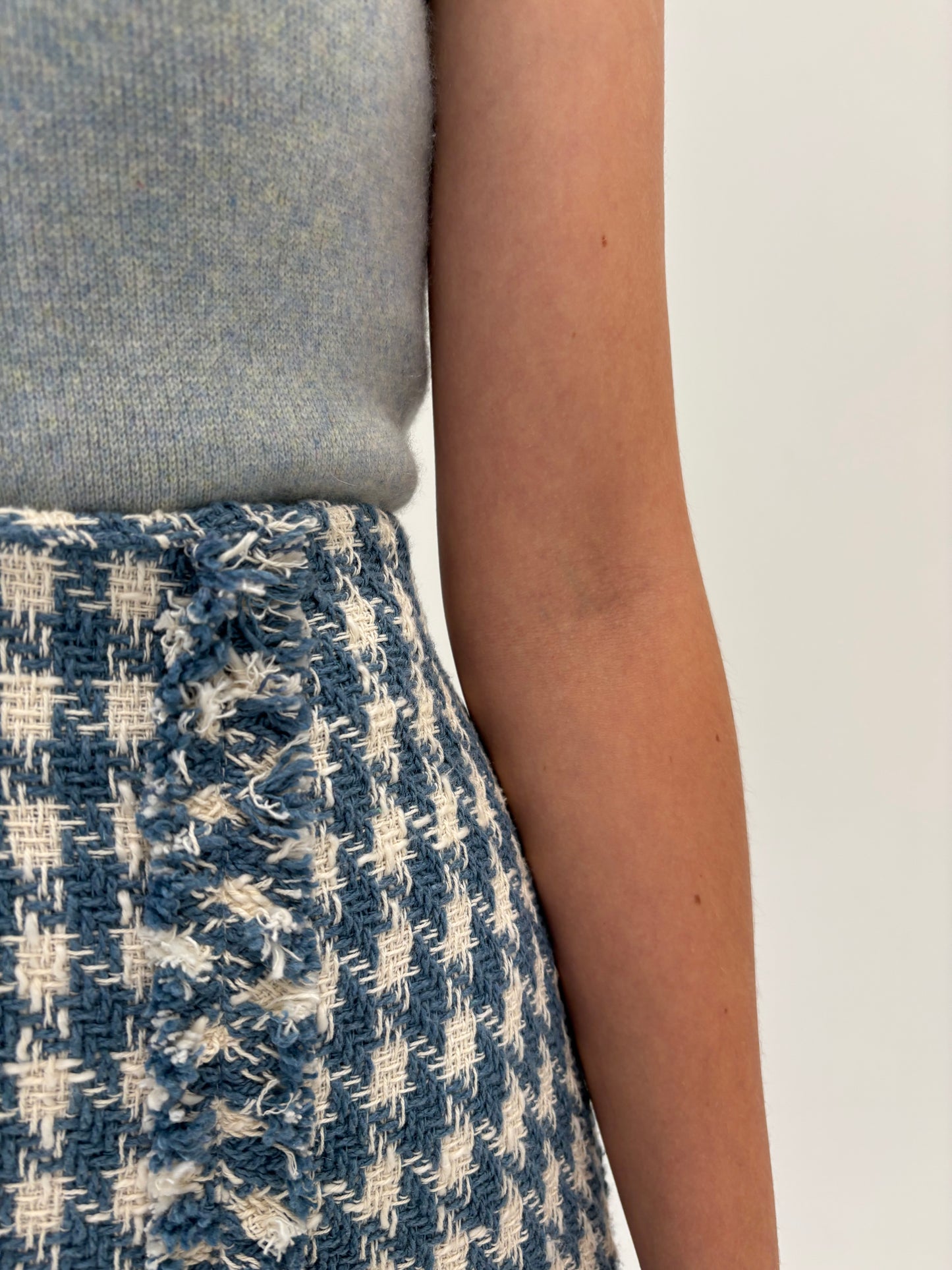 Fustă din tweed în stil Chanel butter white cu jeans blue