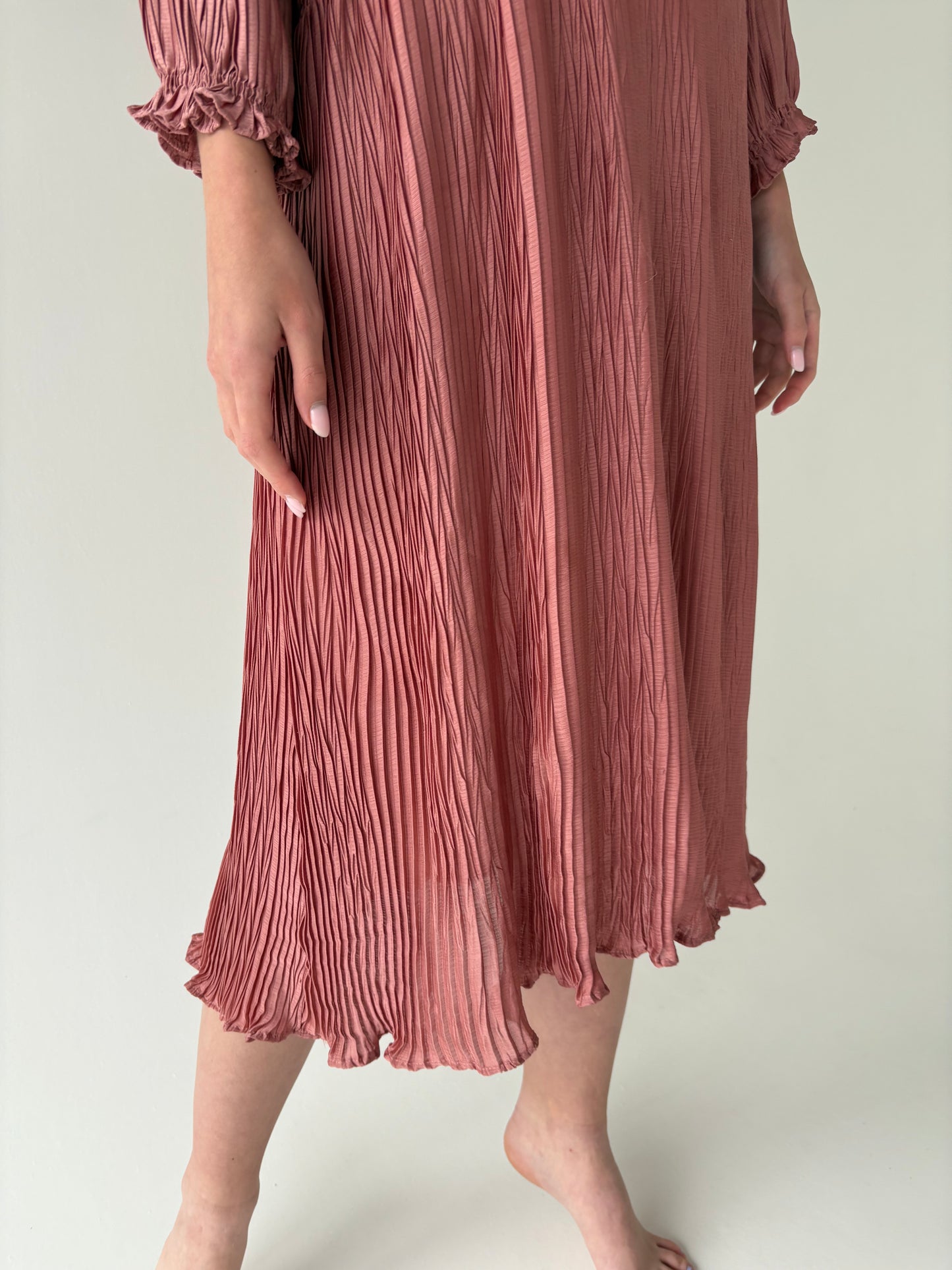 Rochie texturată Old dusty pink cu talie ușor marcată