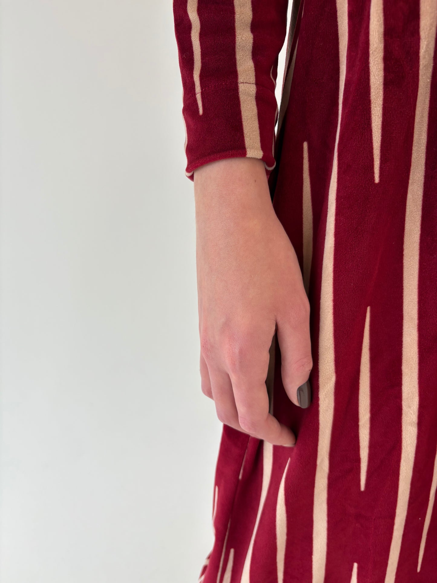 Rochie maxi din catifea burgundy cu dungi verticale camel și talie marcată
