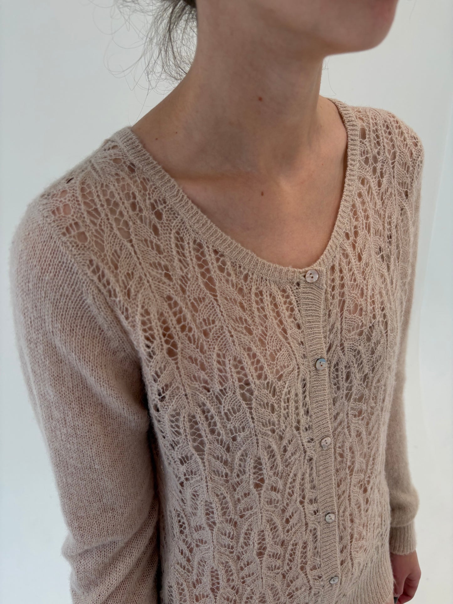 Cardigan tall light nude delicat și dantelat din baby mohair