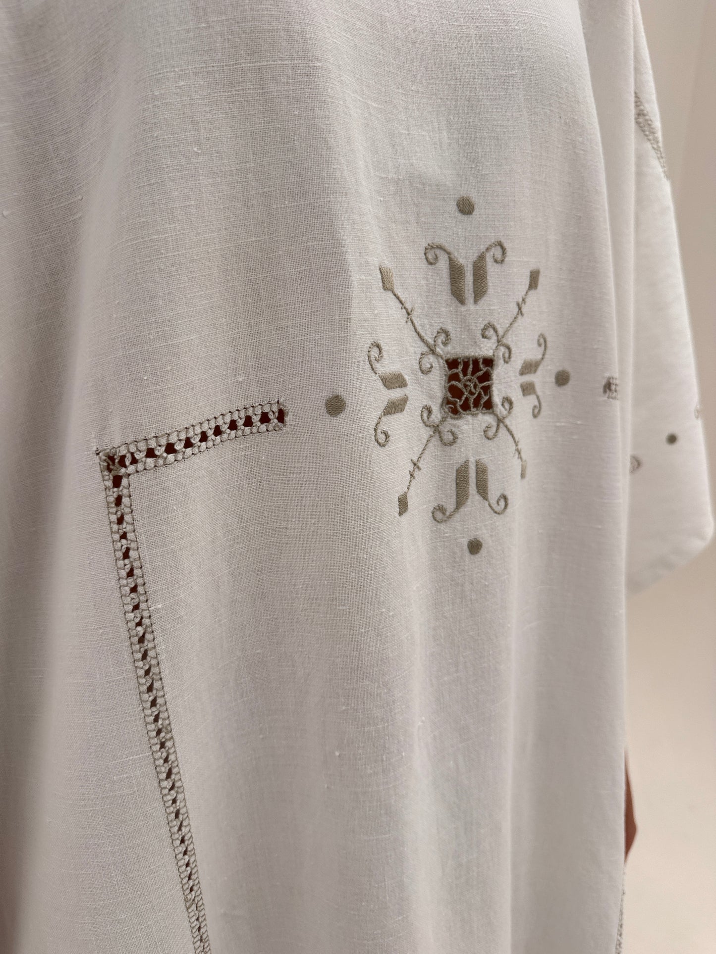 Kaftan tall din pânză excepțională de in cu broderie manuală ușor contrastanta