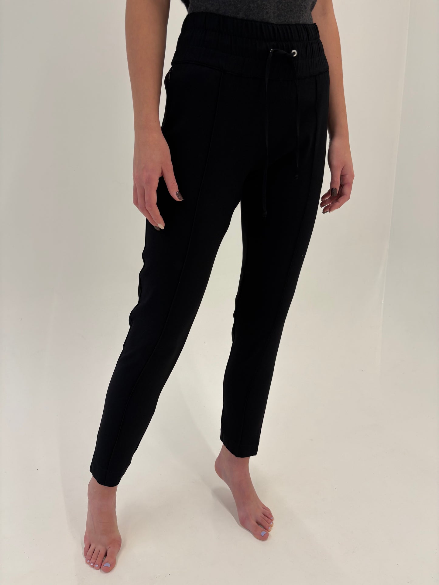 Pantaloni negri tall Laurel by Escada cu influențe casual și talie elastică
