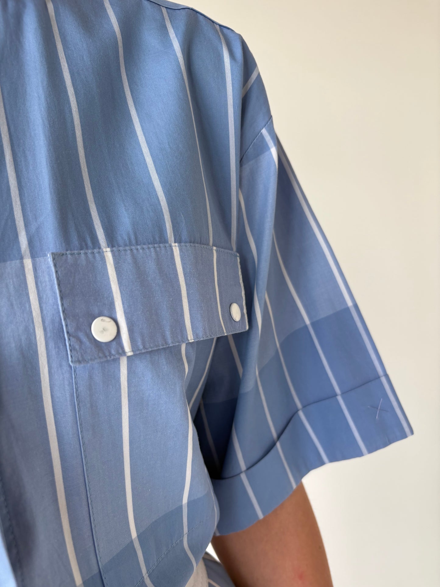 Rochie din poplin de bumbac în croi retro minimalist cu talie marcată
