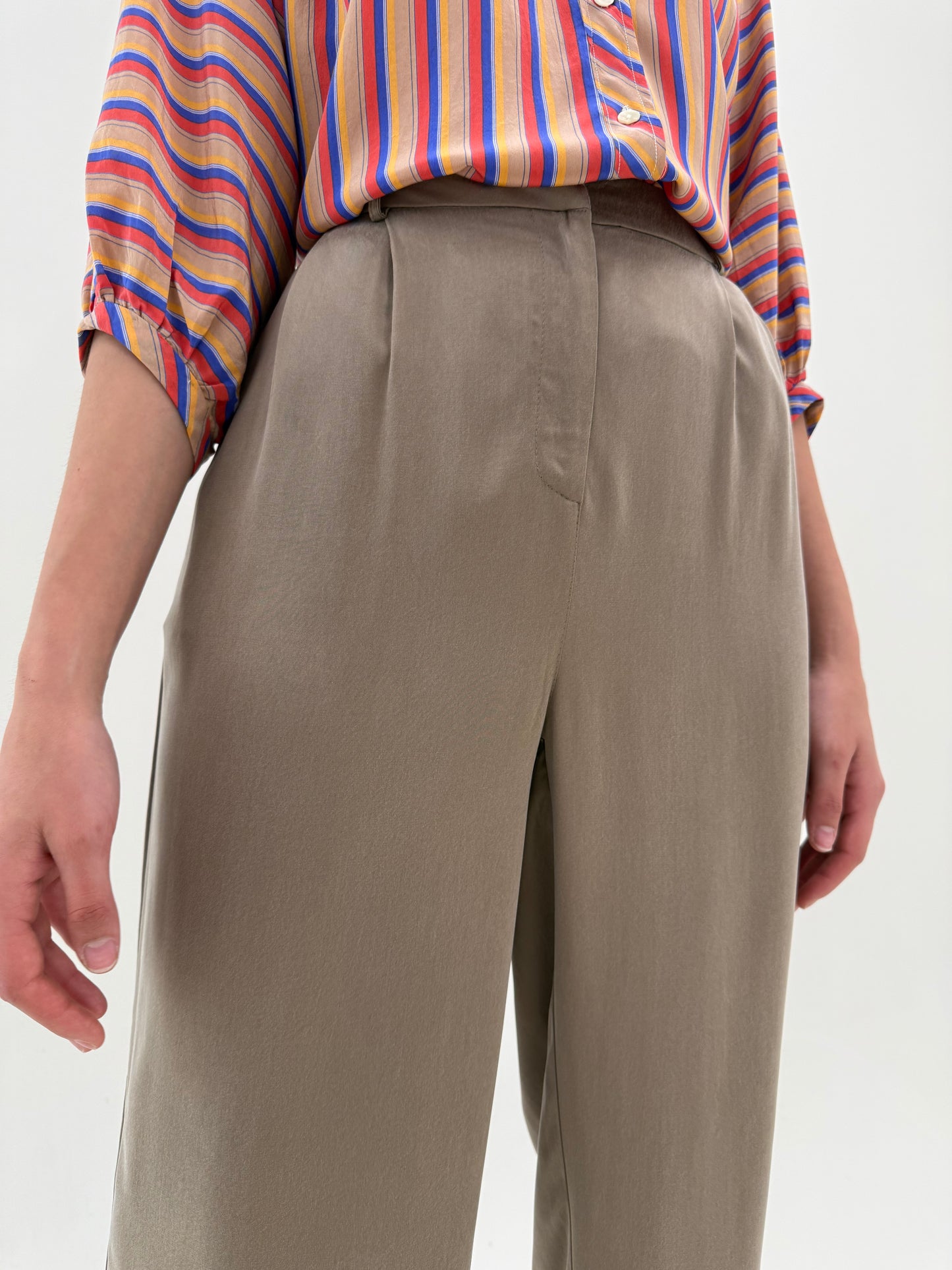 Pantaloni palazzo dark sand nude ușor satinați cu pense și talie ultra înaltă