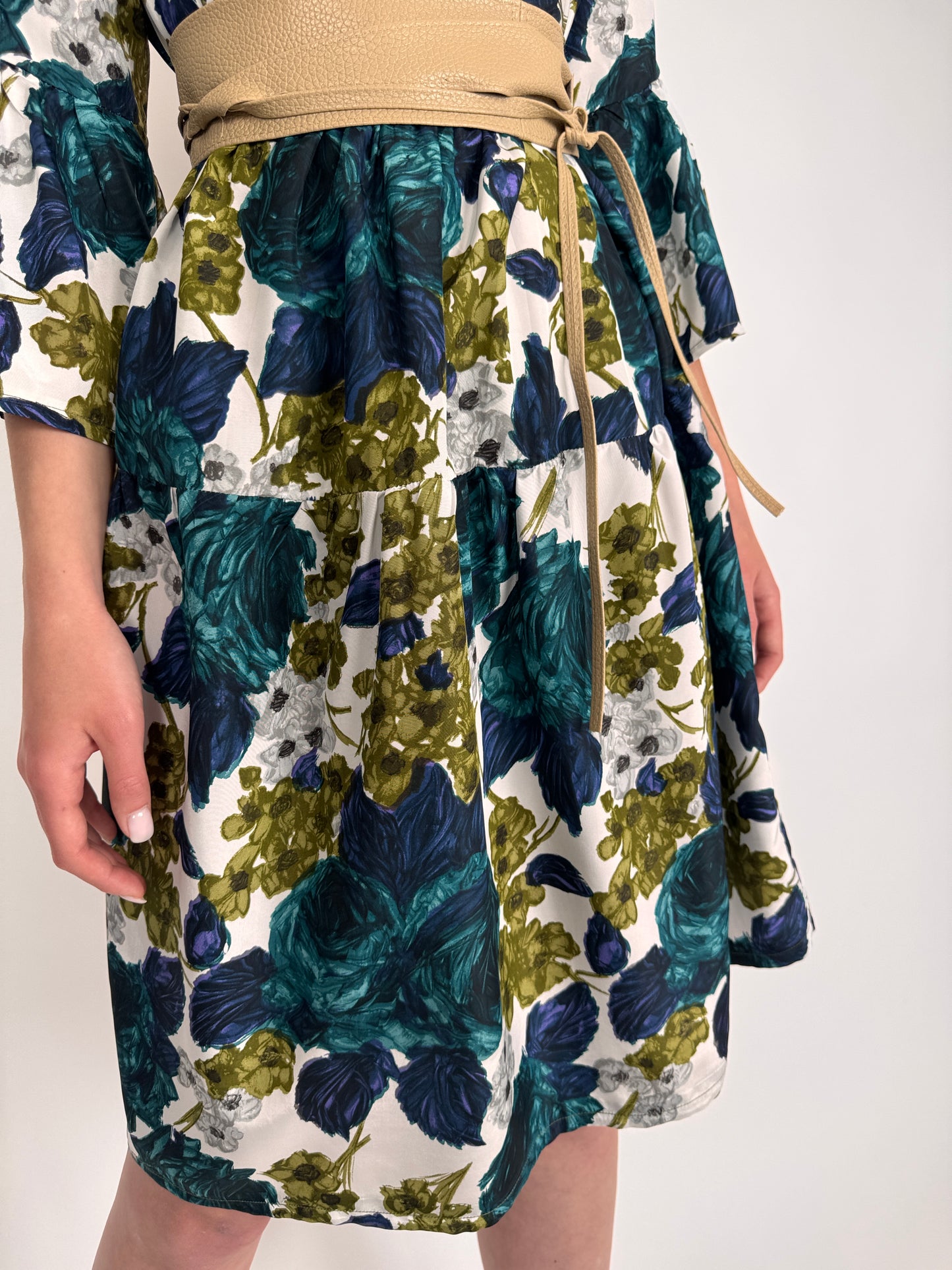 Rochie cu print floral superb în croi lejer și mâneci evazate