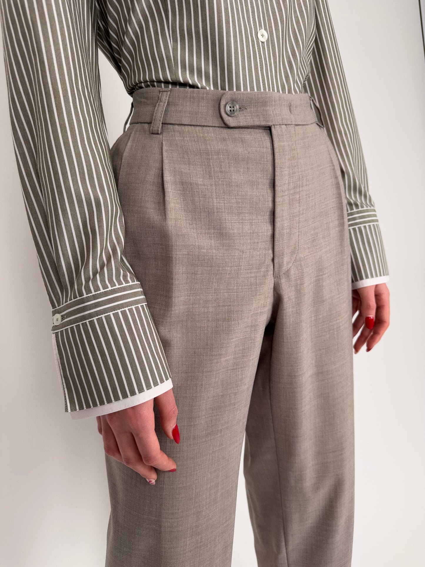 Pantaloni dark nude din lana extrafina cu pense