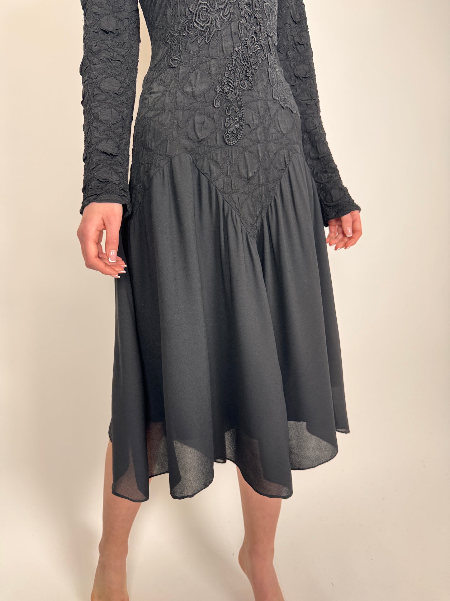 LBD vintage cambrata elastică cu aplicații de dantelă macrame