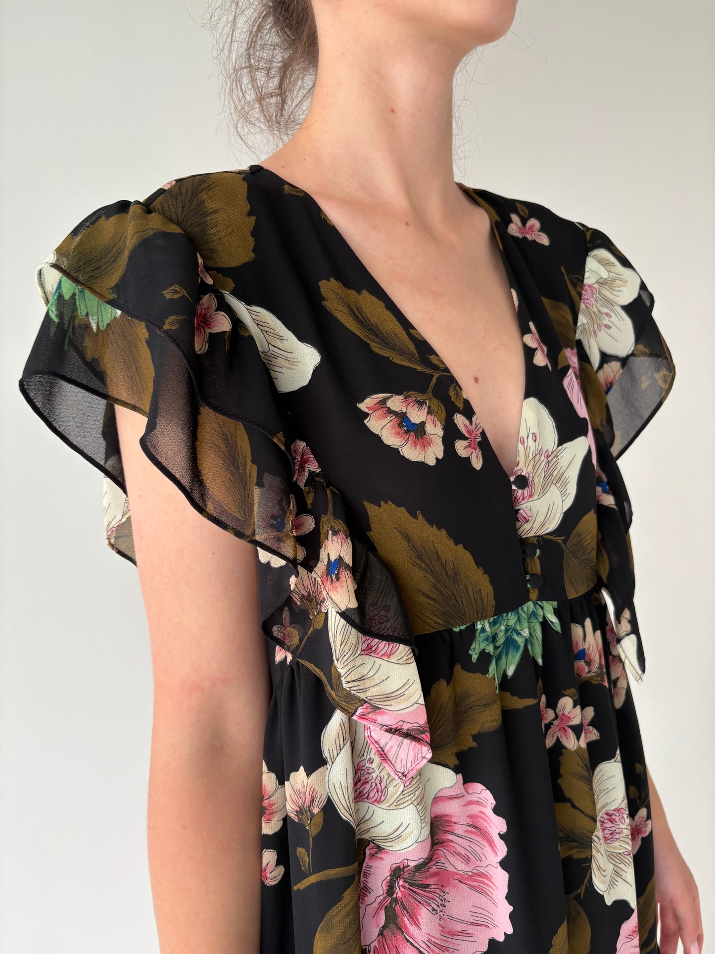 Rochie neagră cu print floral superb și mănecute cu volan