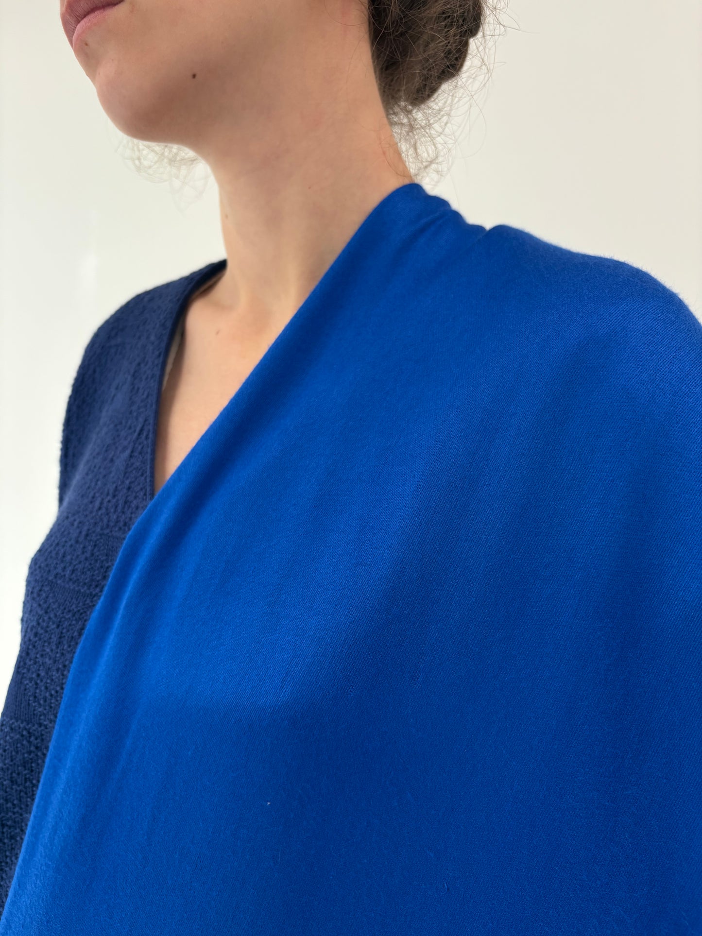 Shawl albastru regal din lana extrafina si vascoza